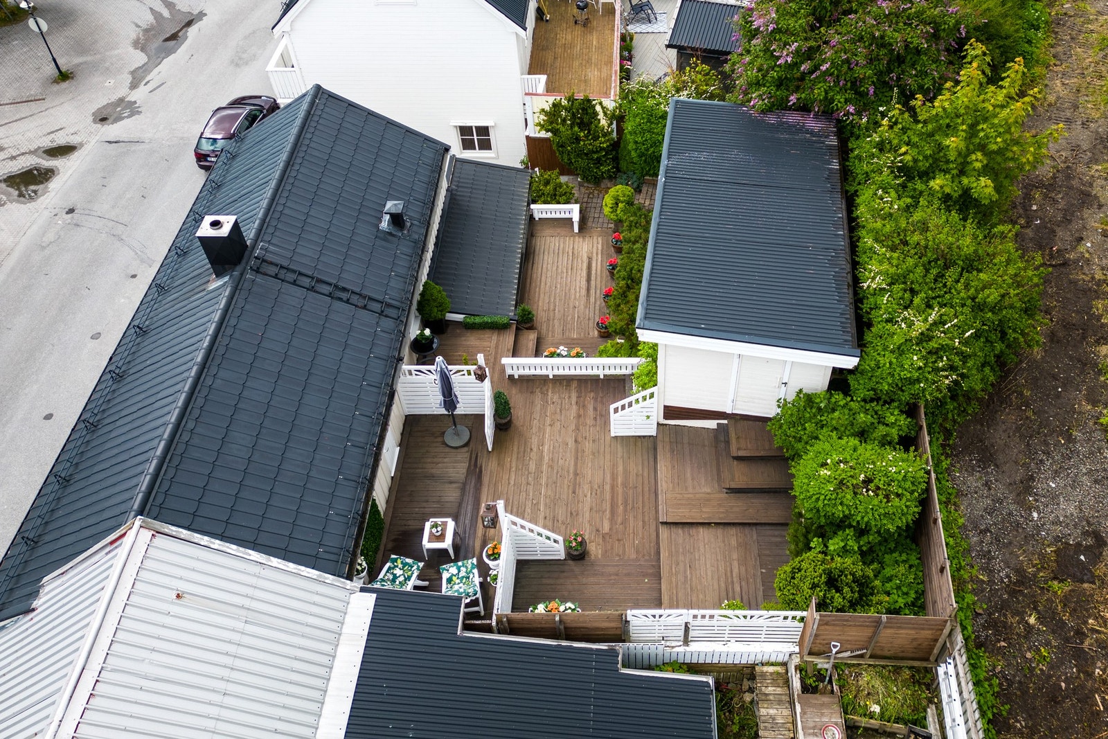 Lun og skjermet terrasseområde på boligens bakside Galleribilde