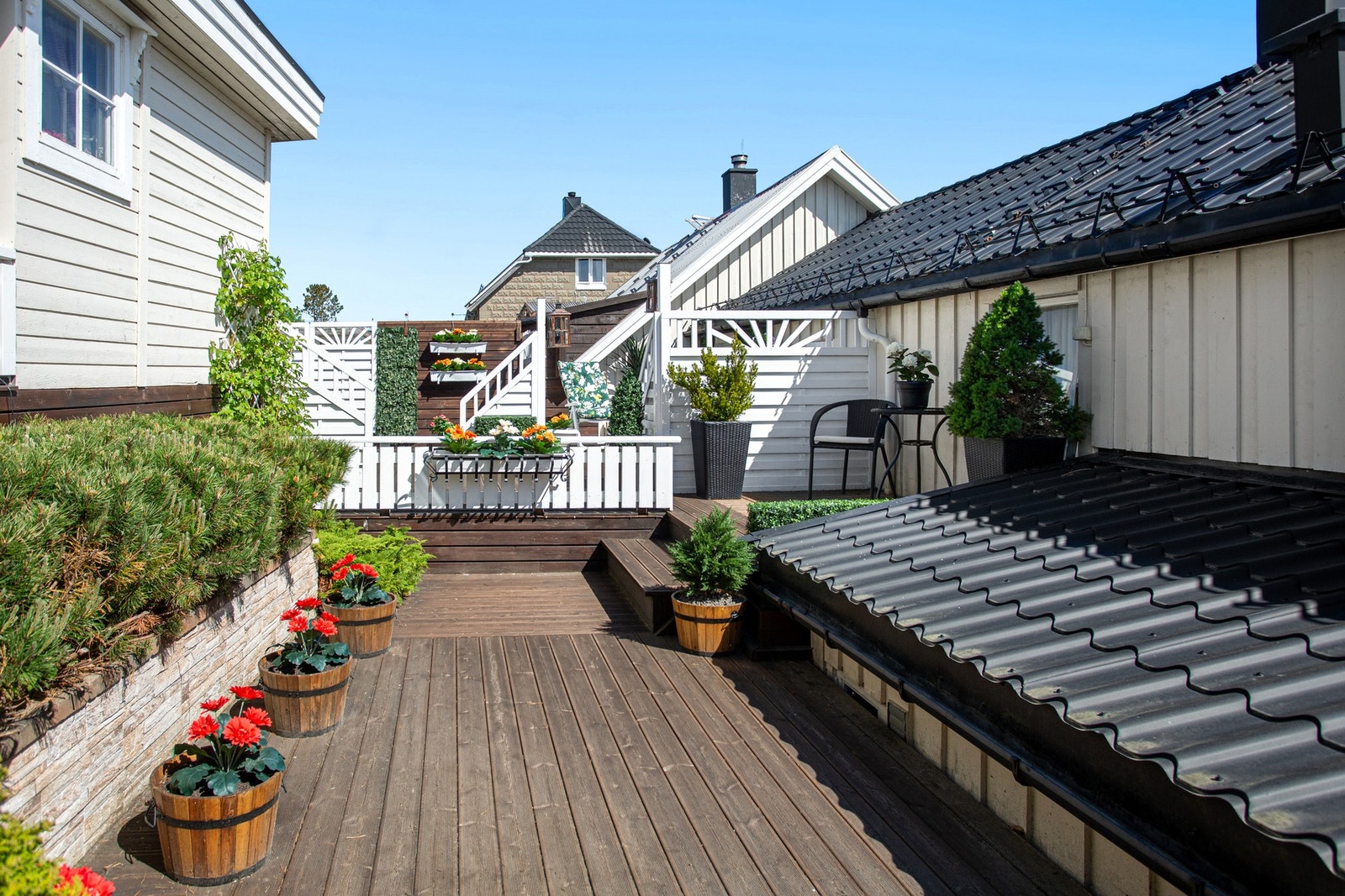 Terrassene er i hovedsak oppført av trykkimpregnerte materialer type Møre royal Galleribilde