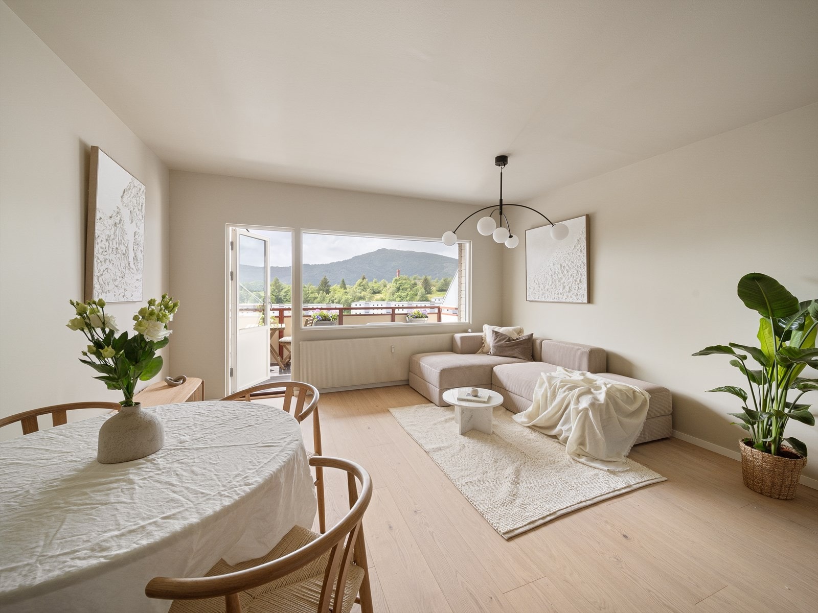 De store vinduene fyller rommet med naturlig lys og skaper en luftig atmosfære. Galleribilde