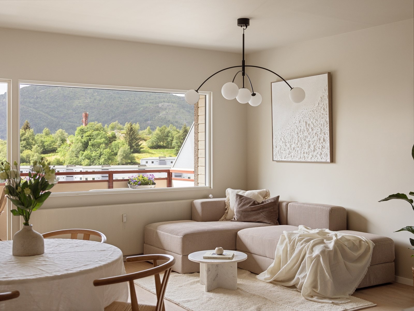 Stuens layout gir deg fleksibilitet til å innrede med både sofagruppe og spiseplass. Galleribilde