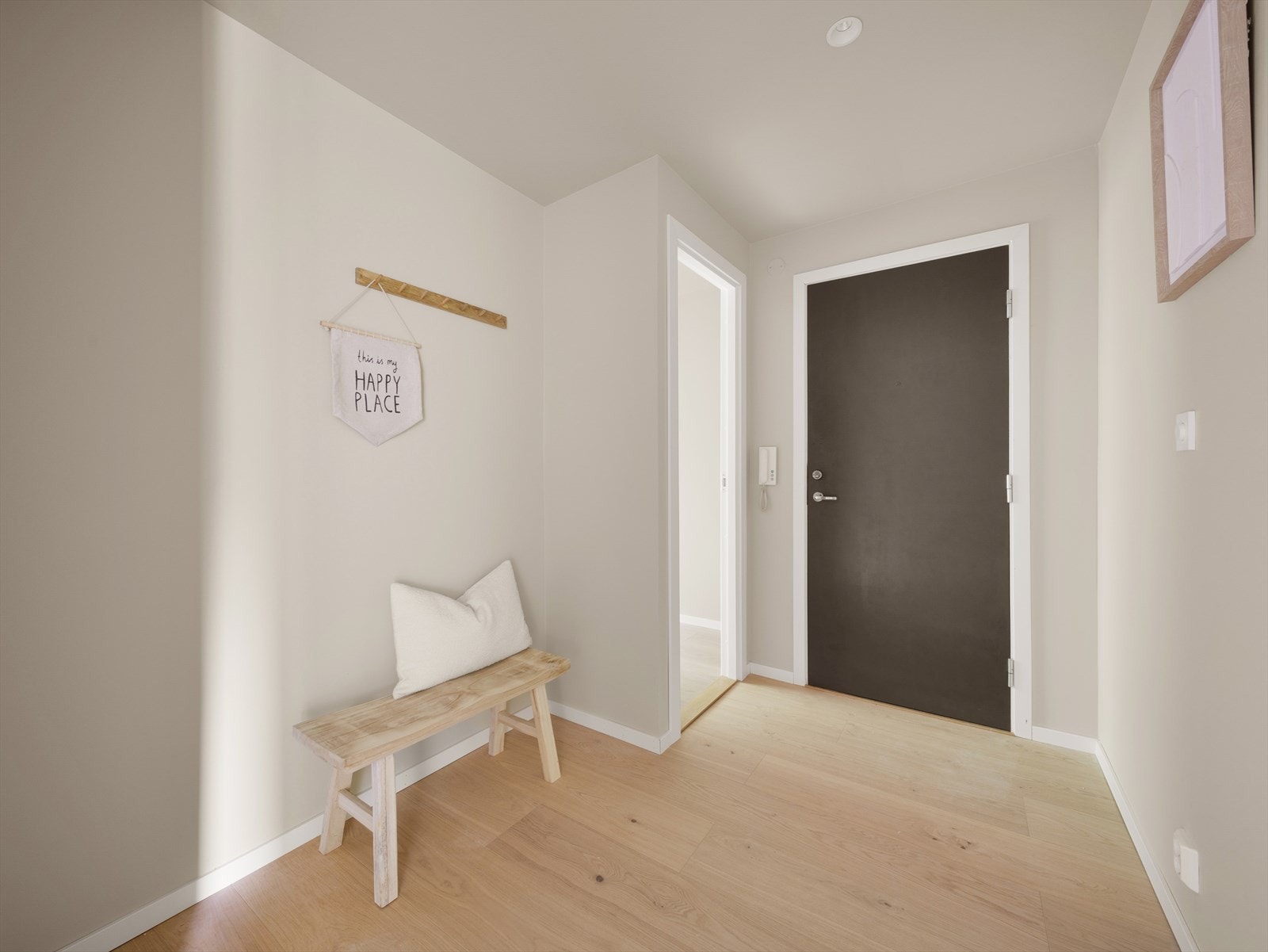 Velkommen til dette innbydende inngangspartiet! Her blir du møtt av en romslig og velopplyst entré, med moderne innredning og nydelig parkettgulv. Galleribilde