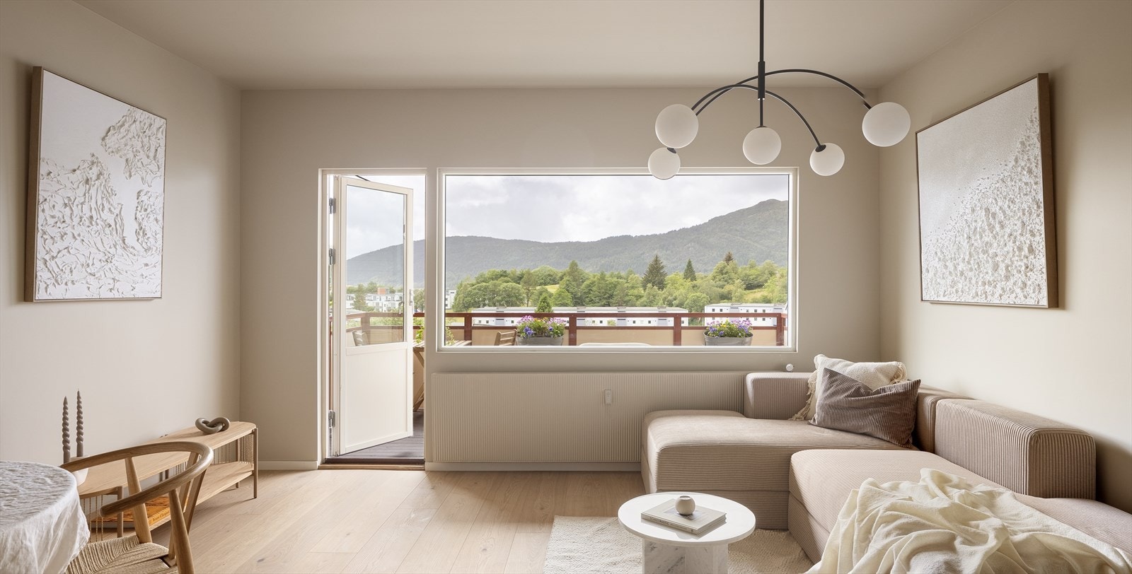 Når du beveger deg videre inn i boligen, vil du oppdage den åpne planløsningen som knytter stuen og kjøkkenet sammen. Galleribilde