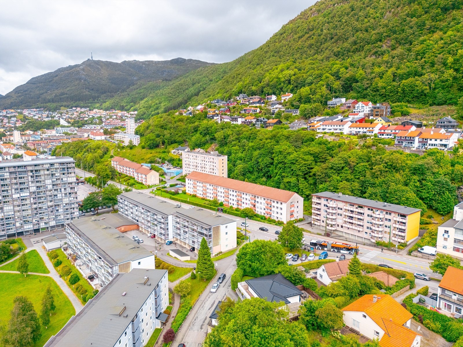 Det er gode kollektivtransport tilbud i området. Nærmeste bussholdeplass ligger kun et minutt fra eiendommen. Herfra går det hyppige avganger i begge retninger. Nærmeste bybanestopp er på Slettebakken som ligger en spasertur på ca. 15 minutter unna. Galleribilde