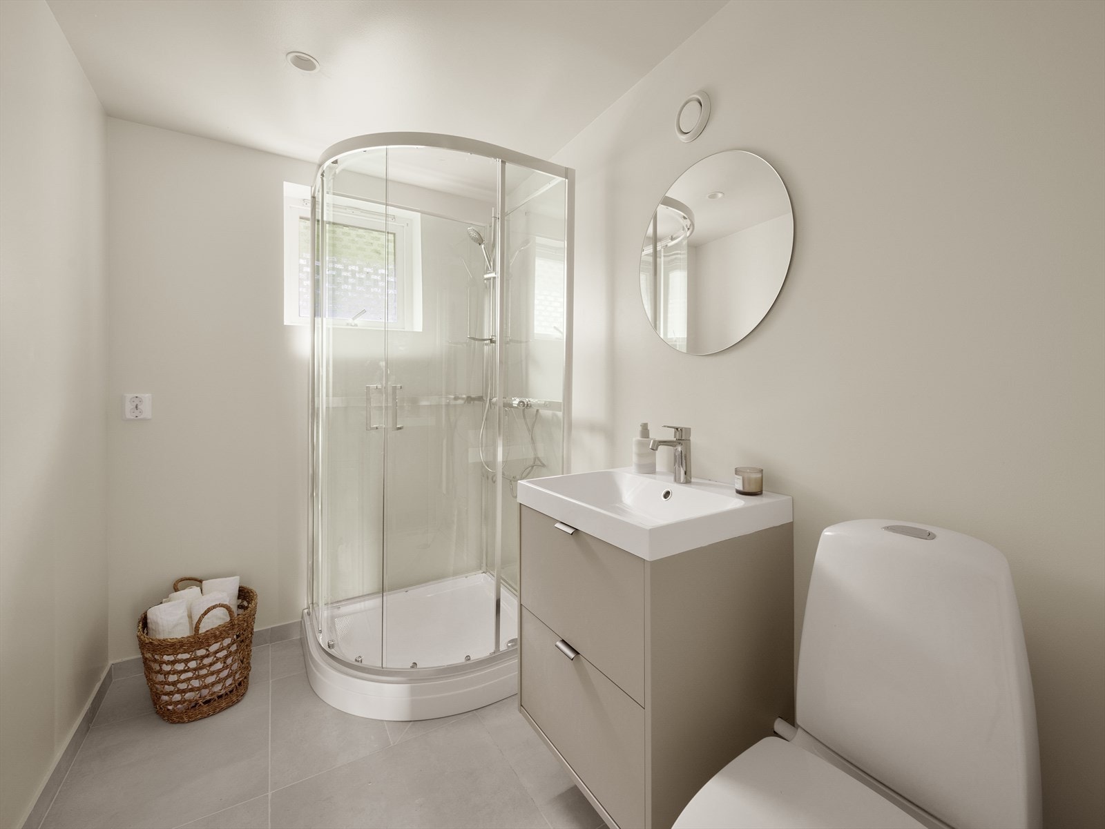 Badet er målt til 4 kvm. Badet er oppgradert i 2024 med nytt vegghengt toalett og ny sluk. Galleribilde