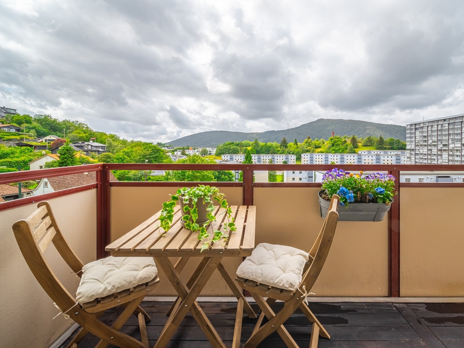 En betydelig oppgradert leilighet med høy standard, gode solforhold og attraktiv beliggenhet. Leiligheten ble oppusset i 2024 og har kvaliteter som bl.a. 1-stavs parkett, nytt elektrisk anlegg, HTH-kjøkken og rør-i-rør system til kjøkken! Galleribilde