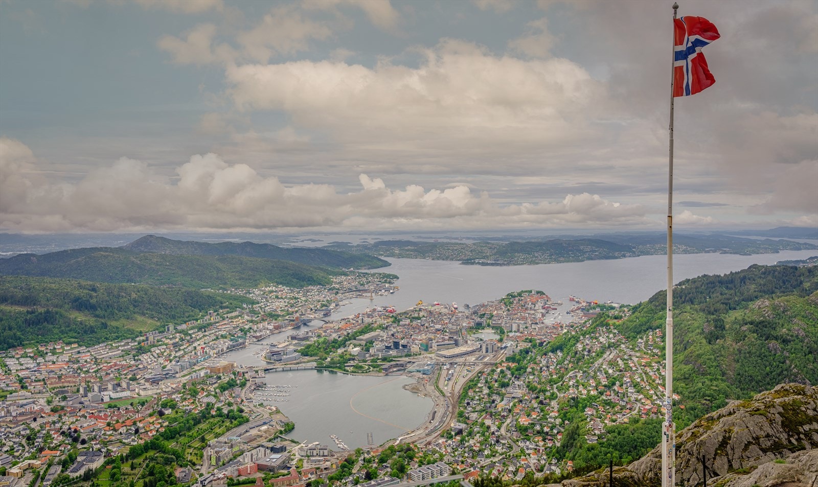 For den turglade er det et flust av muligheter. I området finner man Landåsfjellet og Ulriken som byr på fine turløyper med flotte utsiktsforhold, og forøvrig kort vei til byfjellene som Fløyen, Stoltzen og Løvstakken. Galleribilde