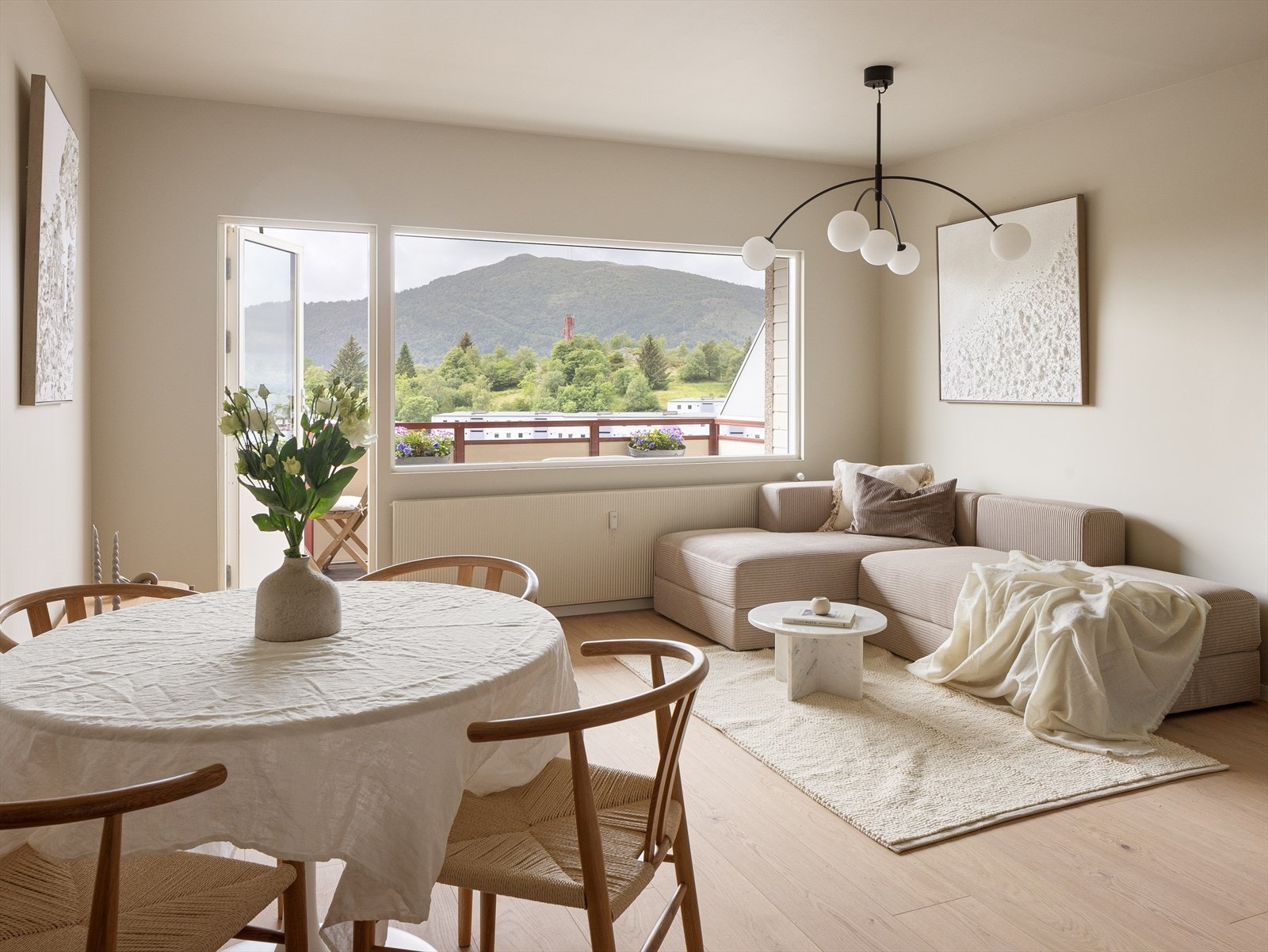 Alle vegger og tak er malt i hele leiligheten. Galleribilde