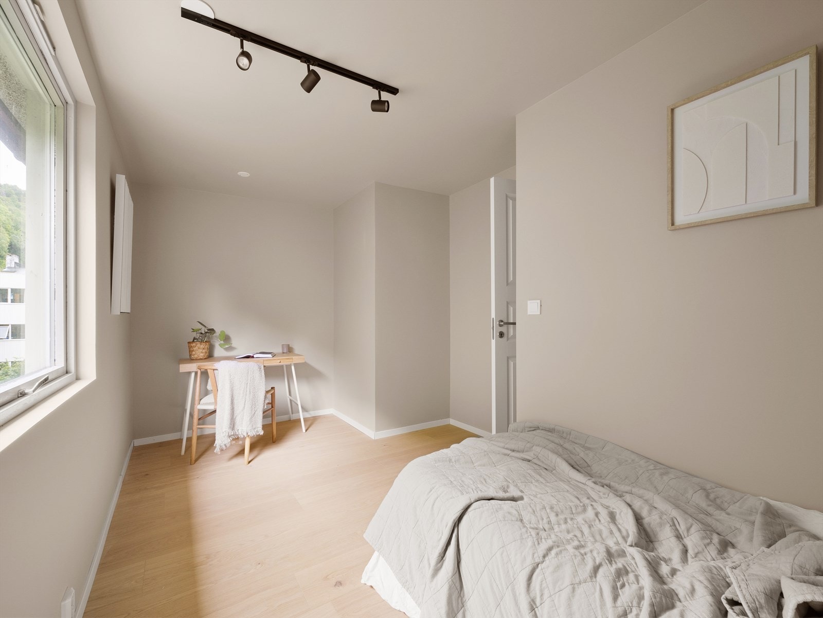 Soverommene er malt i en tidsriktig fargekombinasjon som komplimenteres av det naturlige lysinnslippet. Galleribilde