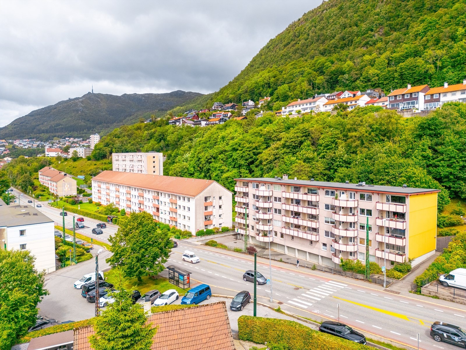 Eiendommen har en attraktiv og sentrumsnær beliggenhet. Her kan du bo i rolige omgivelser, og grenser mot grøntareal og skog. Galleribilde