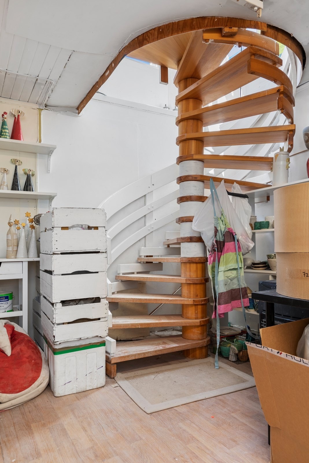 Underetasje med tilkomst fra butikk og gateplan på sørside Galleribilde