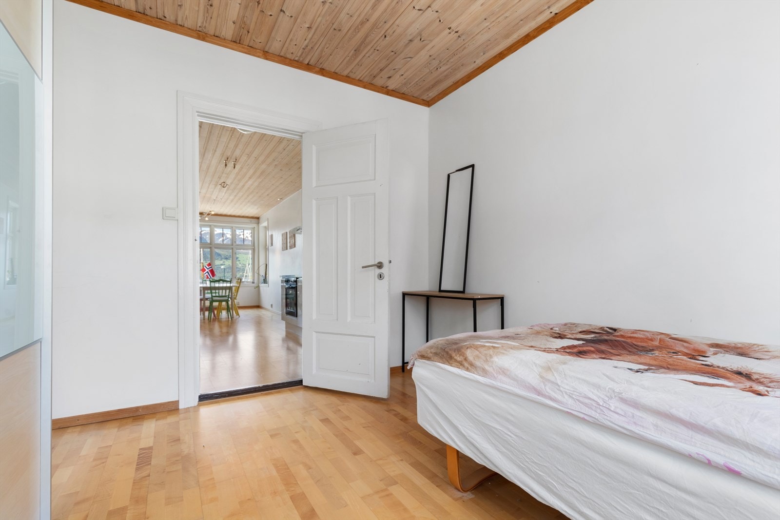 God plass i rommet Galleribilde