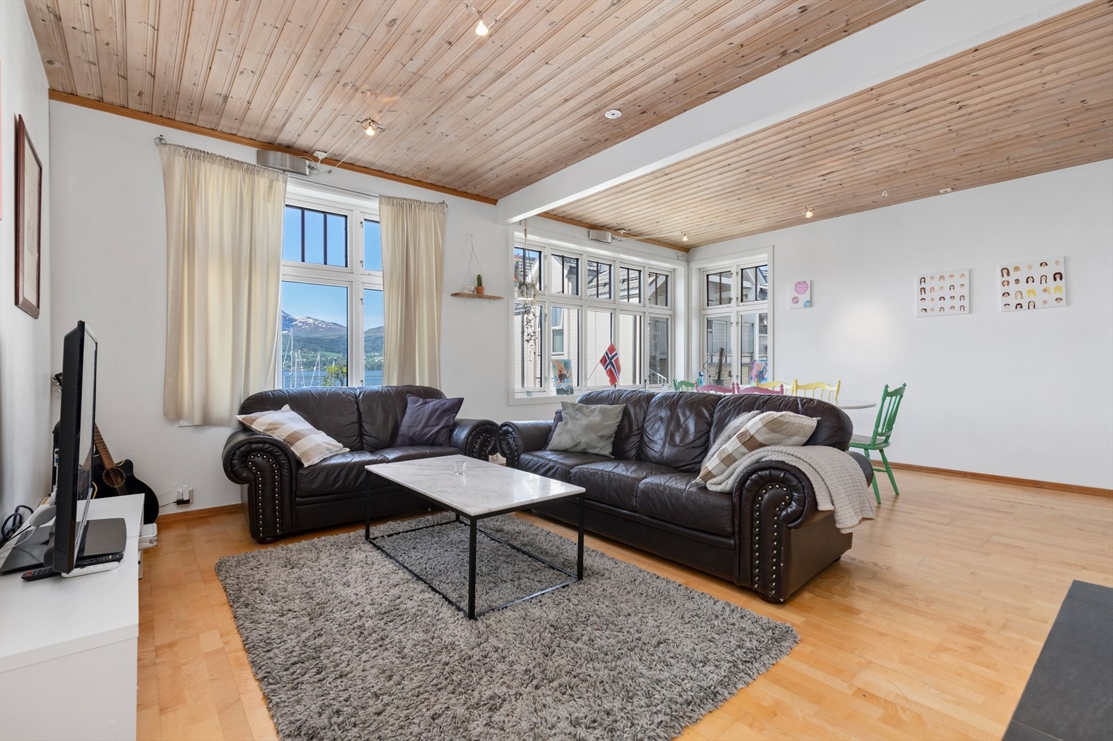 Boenheten har en åpen kjøkken/stue løsning med en god standard Galleribilde