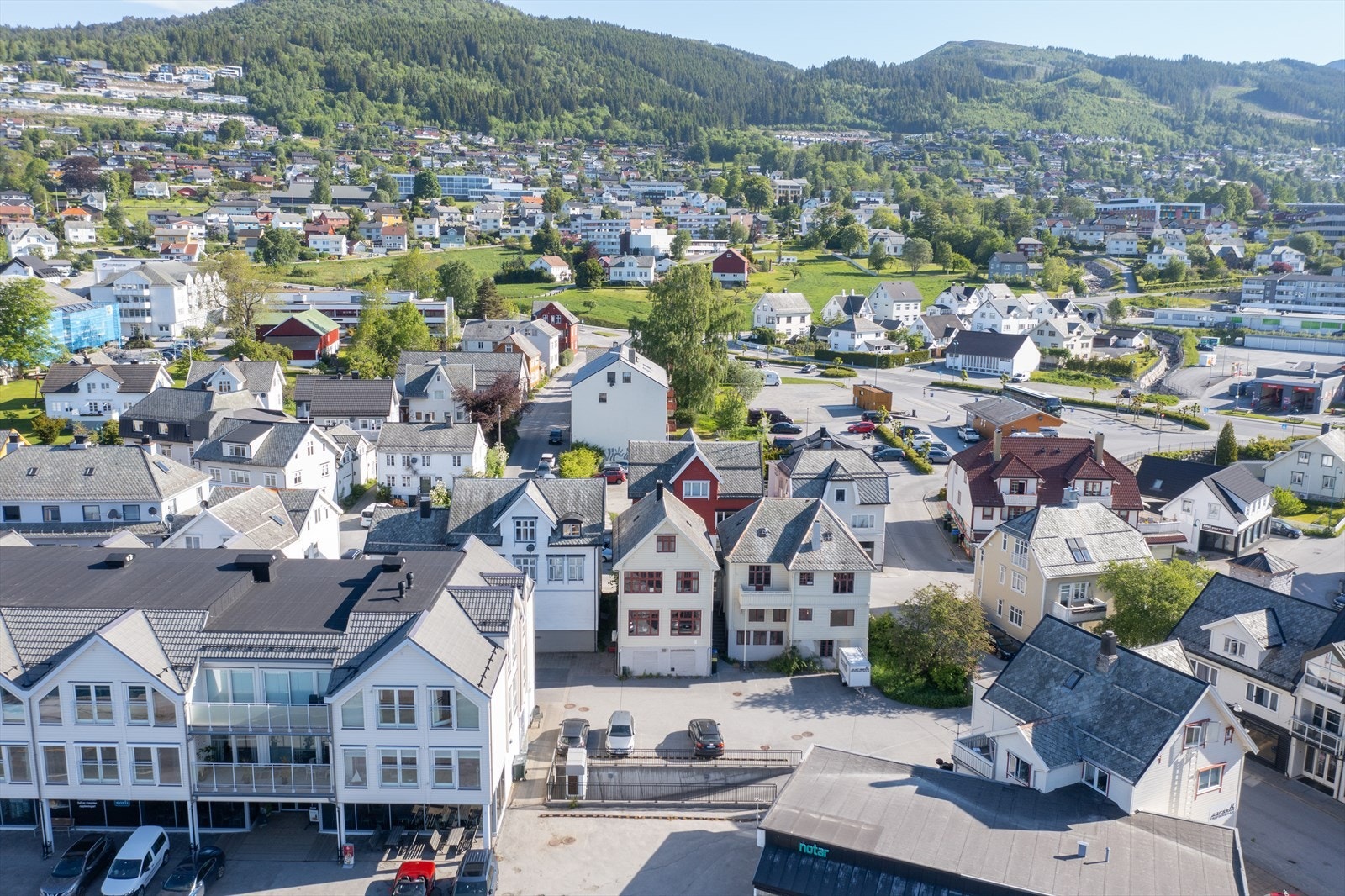 Det er kort avstand til sykehuset og høgskolen Galleribilde