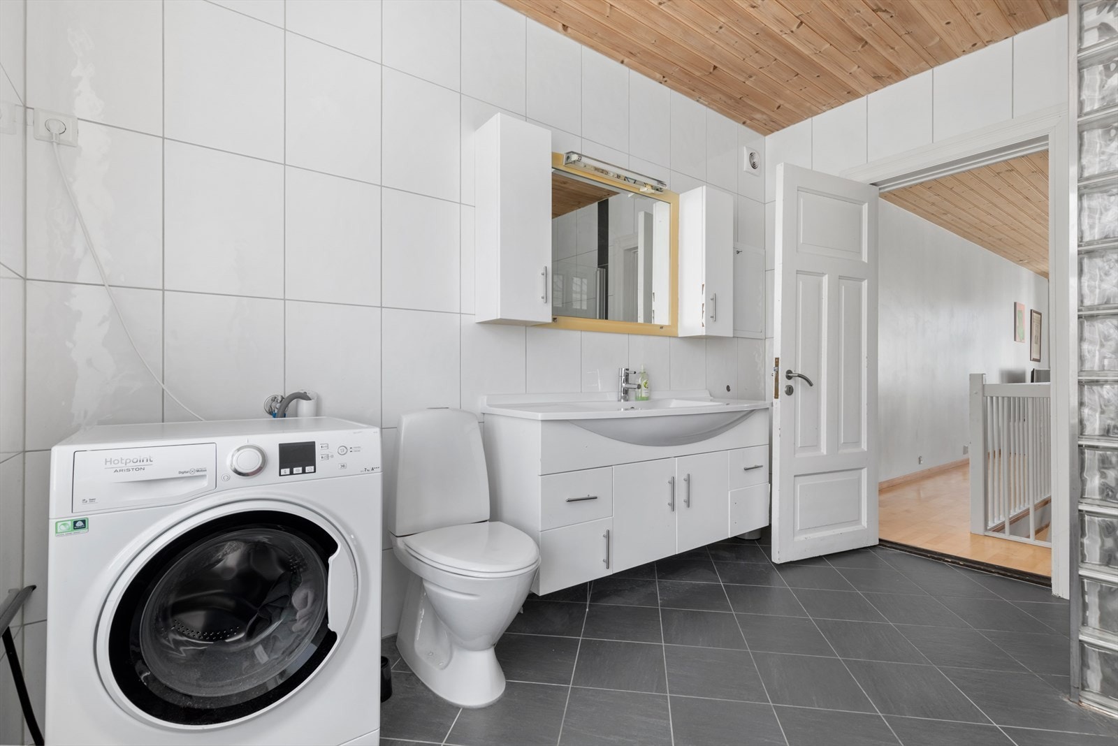 Nyere baderom/vaskerom med fliser og varmekabler på gulv Galleribilde