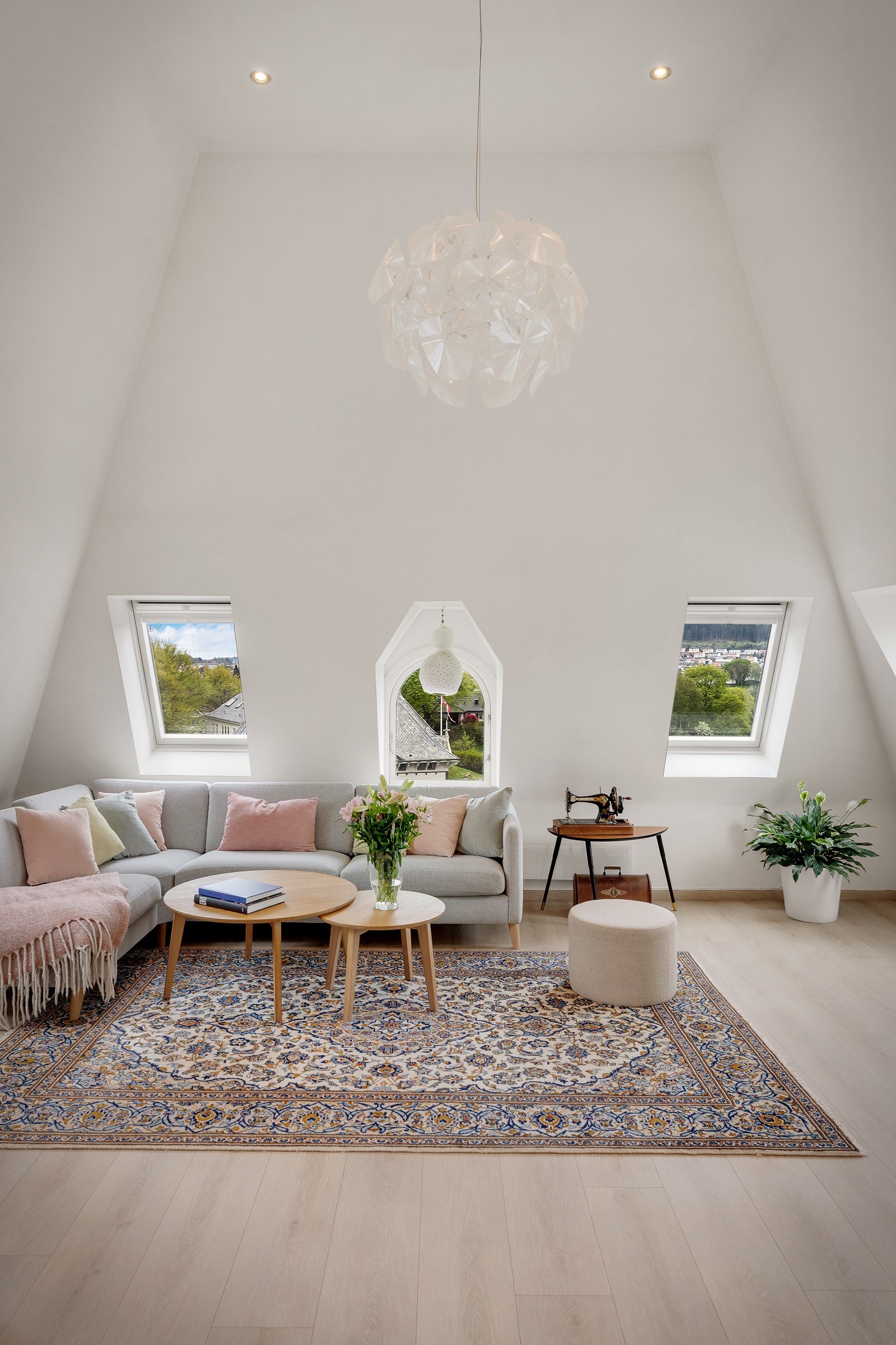 På det øyeste måler taket i stuen helt opp mot fire meter. Galleribilde