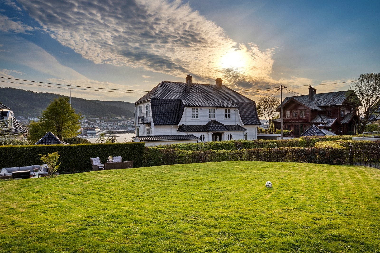 Svært gode solforhold i felles hage, her kan sommerkvelden nytes til det fulle. Galleribilde