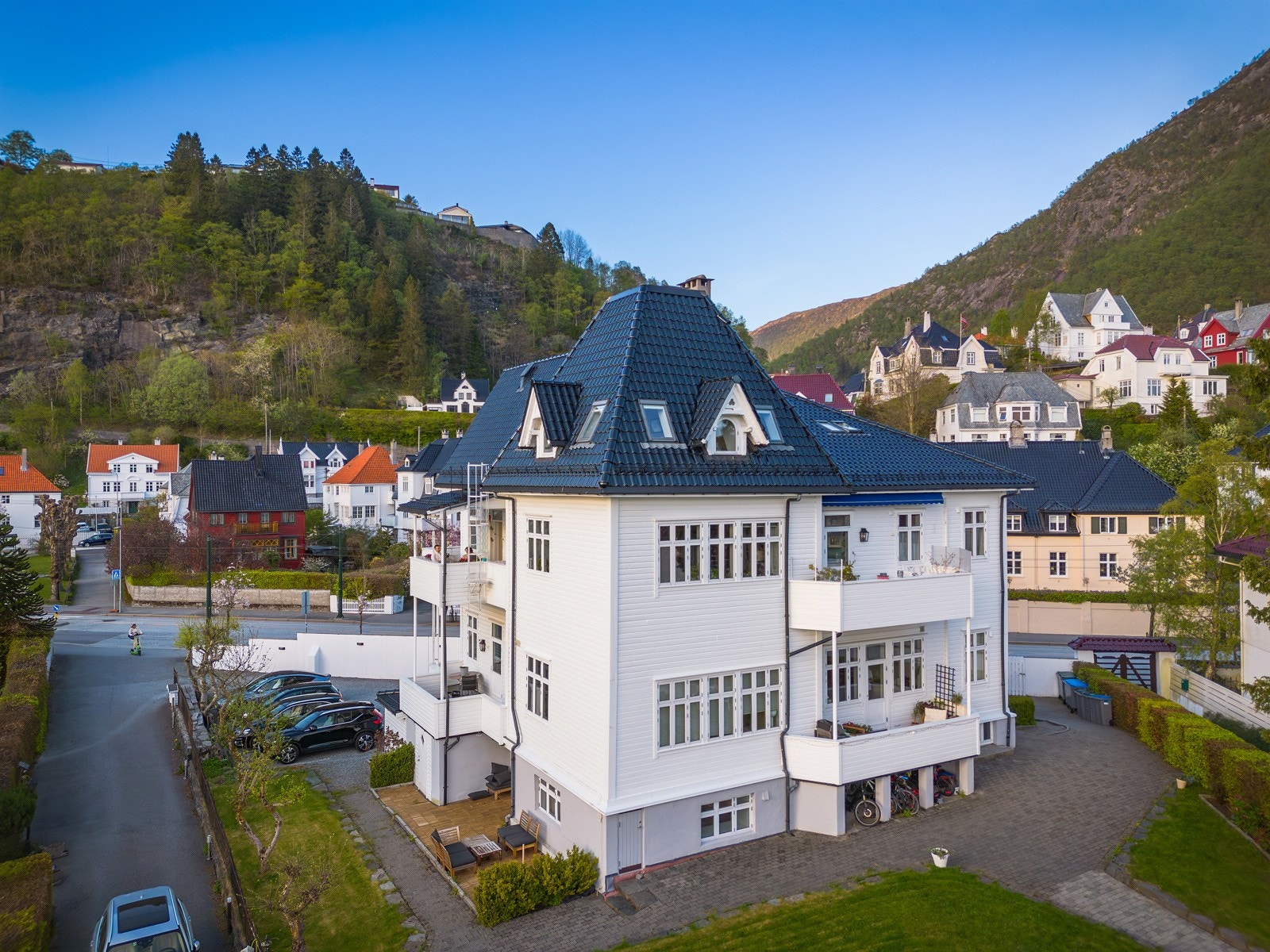 Velkommen til Årstadveien 9 og en unik toppleilighet i gangavstand fra bykjernen, samt flere store arbeidsplasser. Galleribilde