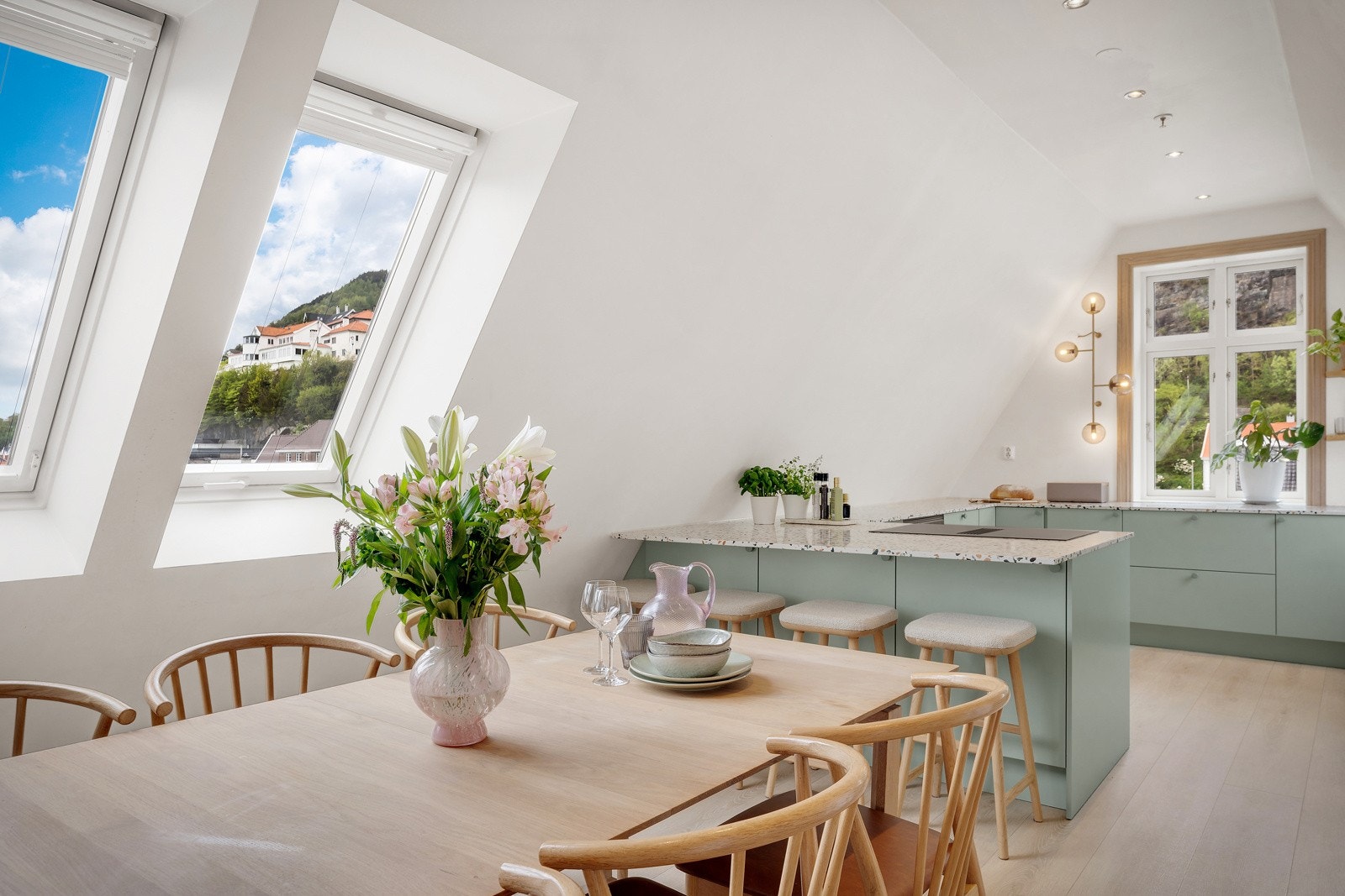 Kjøkkenet har en løsning som også gjør det til en sosial sone som innbyr til gode matopplevelser- og samtaler. Galleribilde