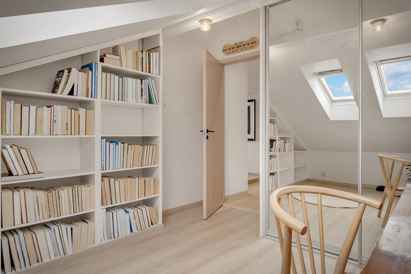 Foruten kjøkken ble også gulver og de fleste innvendige dører (ekstra lydisolert) byttet i 2023. Det ble også laget til nytt rekkverk og hyller (Minde tresnekkeri). Galleribilde