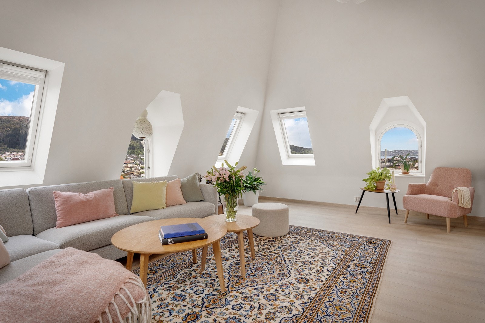 Stuen er romslig med god plass til ulike soner. Galleribilde