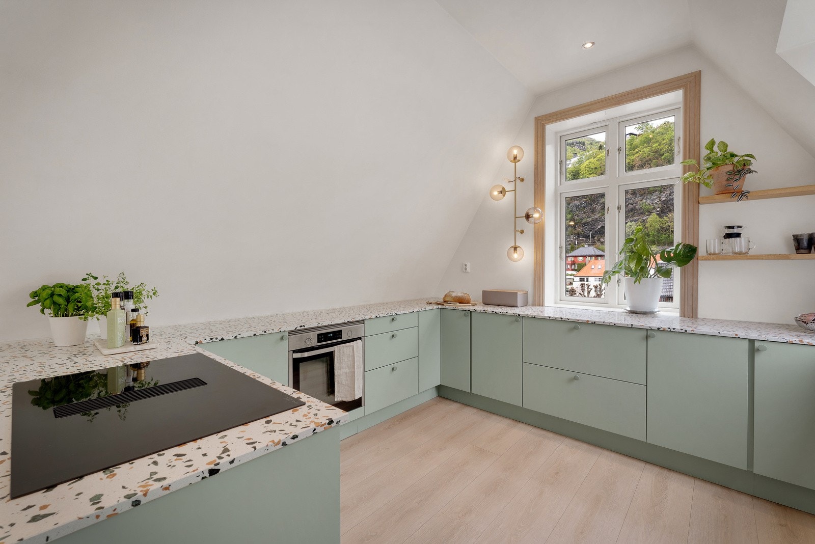 Her er platetopp med integrert ventilator, ovn, fryseskap og oppvaskmaskin, samt nisje tilpasset kjøleskap. Sammen bidrar selgers valg av kvaliteter til et ryddig og harmonisk uttrykk. Galleribilde