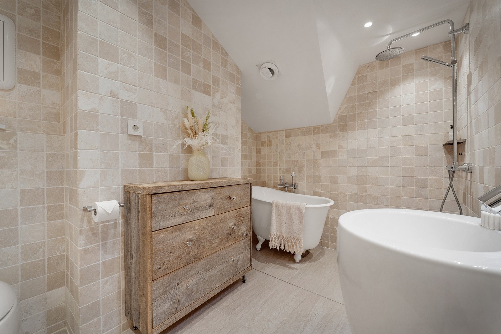 Bad fra 2015-2016 har fliser i tidsriktige farger på gulv og vegger. Galleribilde