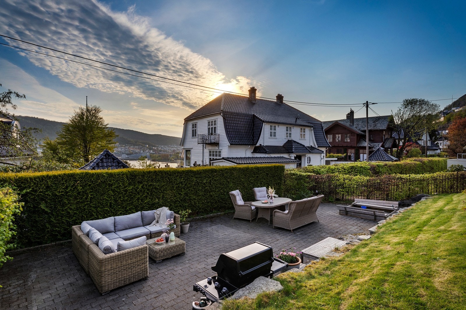 Fellesareal er pent opparbeidet og inneholder hyggelig grillplass omgitt av plen, hekk og belegningsstein - et hyggelig oppholdssted for både liten og stor. Galleribilde