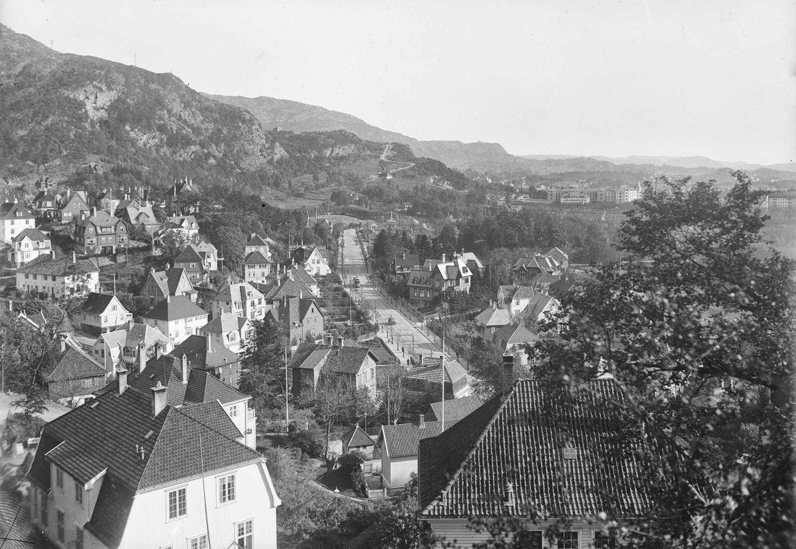 Eiendommen sees midt på bildet til høyre og het den gang Villa Retiro (bildet er hentet fra Marcus hos Universitetsbiblioteket i Bergen.). Galleribilde