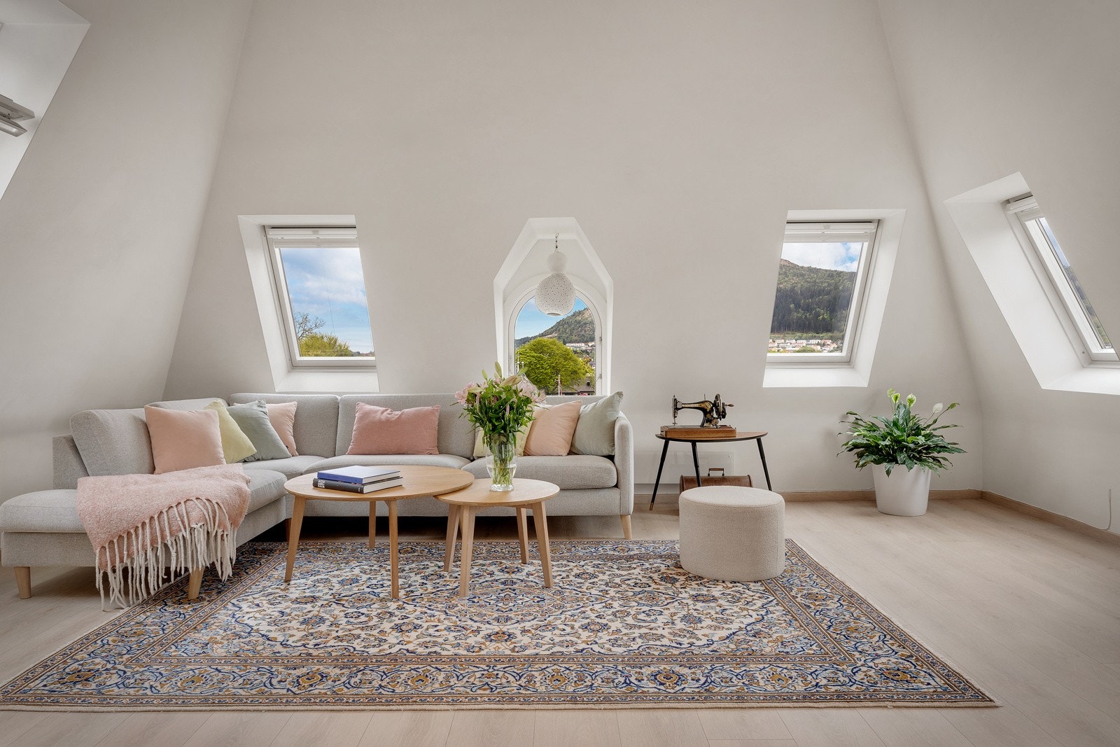 Leiligheten ligger høyt og usjenert til uten innsyn fra omkringliggende bebyggelse. Galleribilde