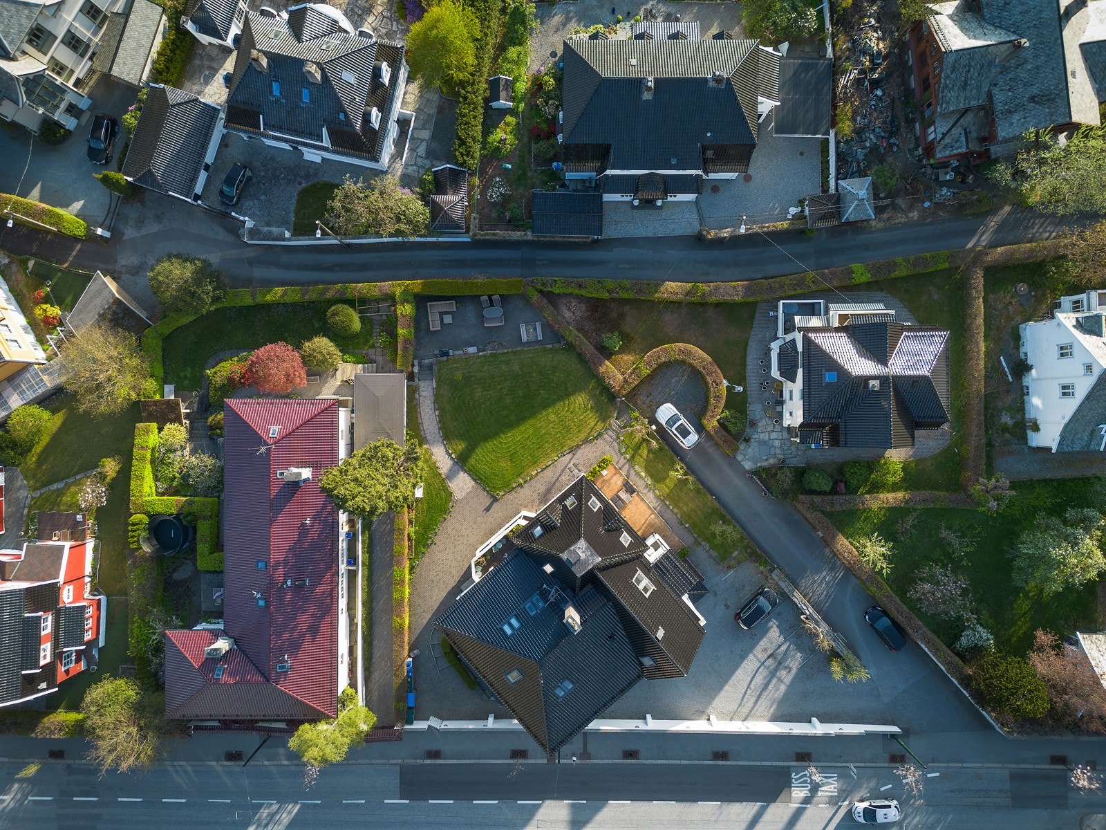 Leiligheten har fast parkering på tomt. Galleribilde