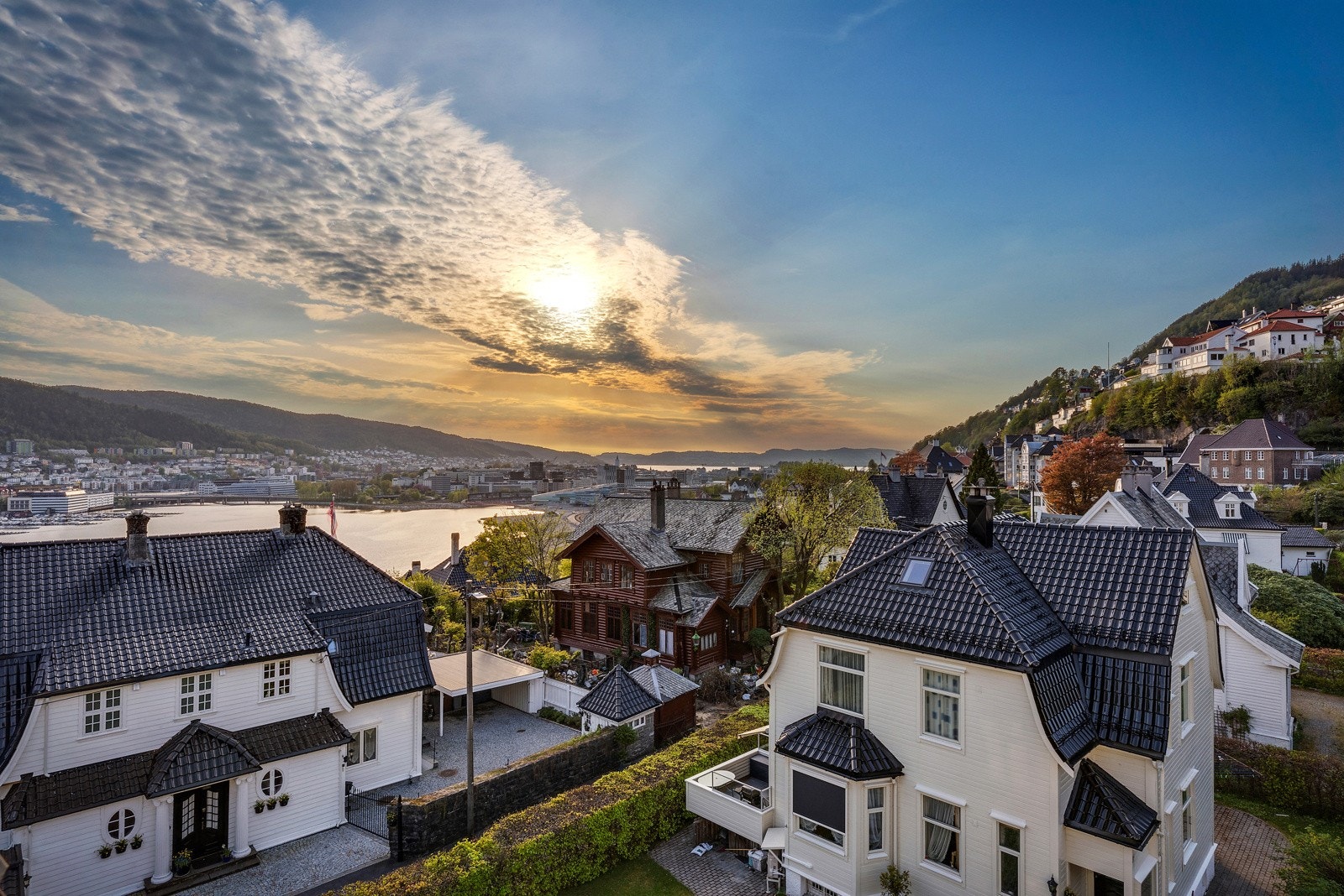 Fra stuen er det utsikt i flere himmelretninger, blant annet mot både Ulriken og Store Lungegårdsvann. Galleribilde