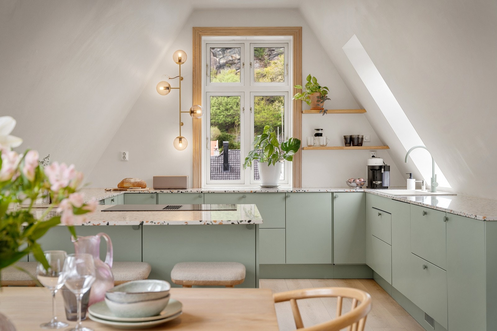 Leiligehten har et nydelig kjøkken fra Norema (2023) med slette fronter og robust steinplate som gir det en elegant finish. Galleribilde