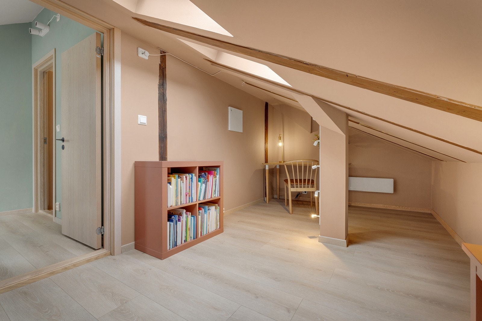 Areal innenfor hovedsoverom er i dag benyttet som soverom. Gulvflate på 16,46 m², takhøyde på det meste er ca. 1,91 meter. Galleribilde