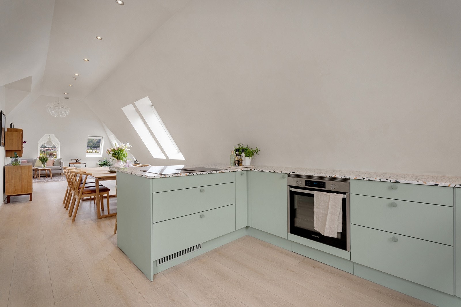 Kjøkkenet har også en praktisk spiseplass, perfekt i en travel hverdag. Galleribilde