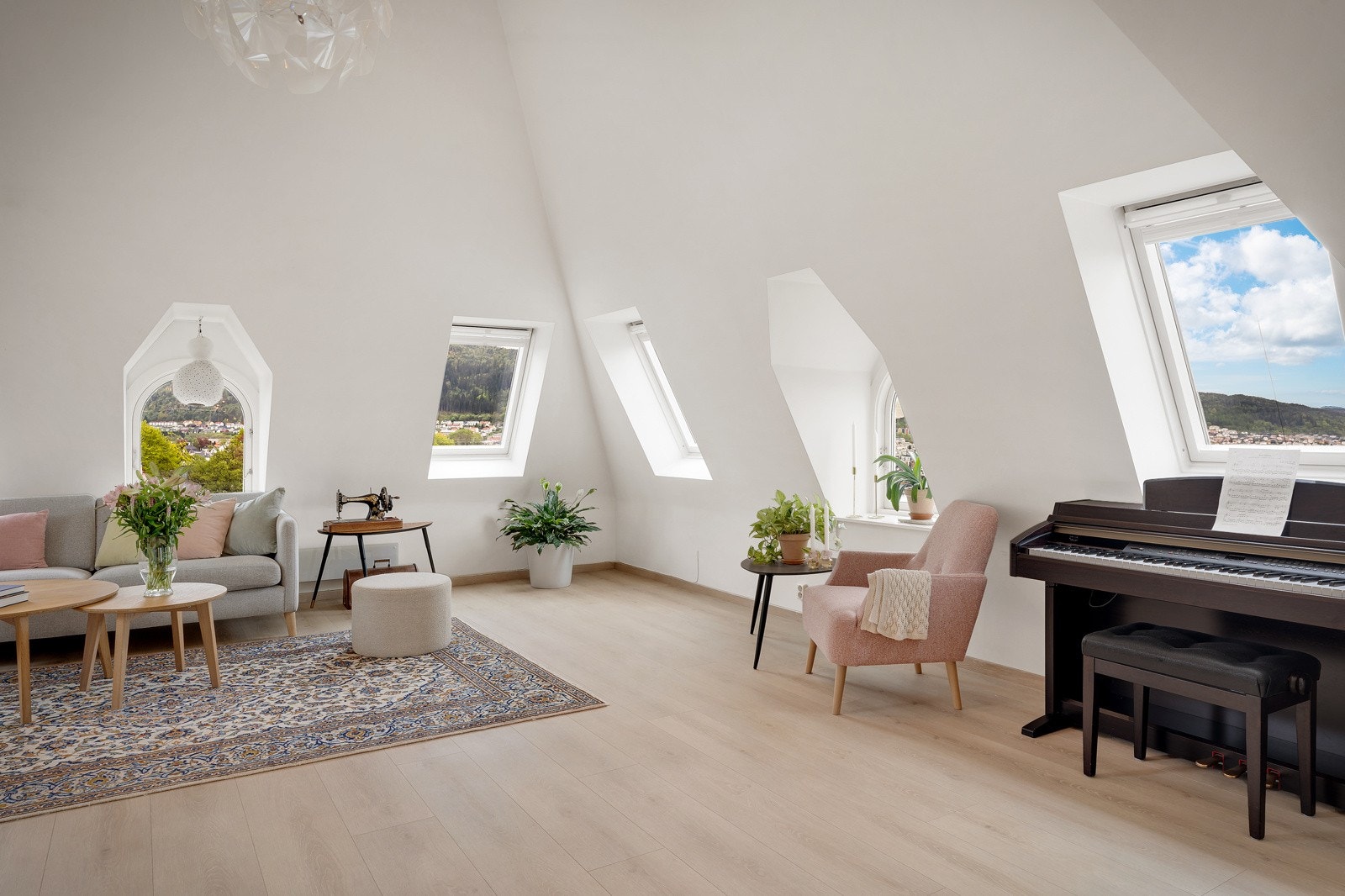 Skråtak skaper særpreg uten at man mister funksjonalitet, mens mange vinduer slipper lys inn og sørger for god utsikt. Galleribilde