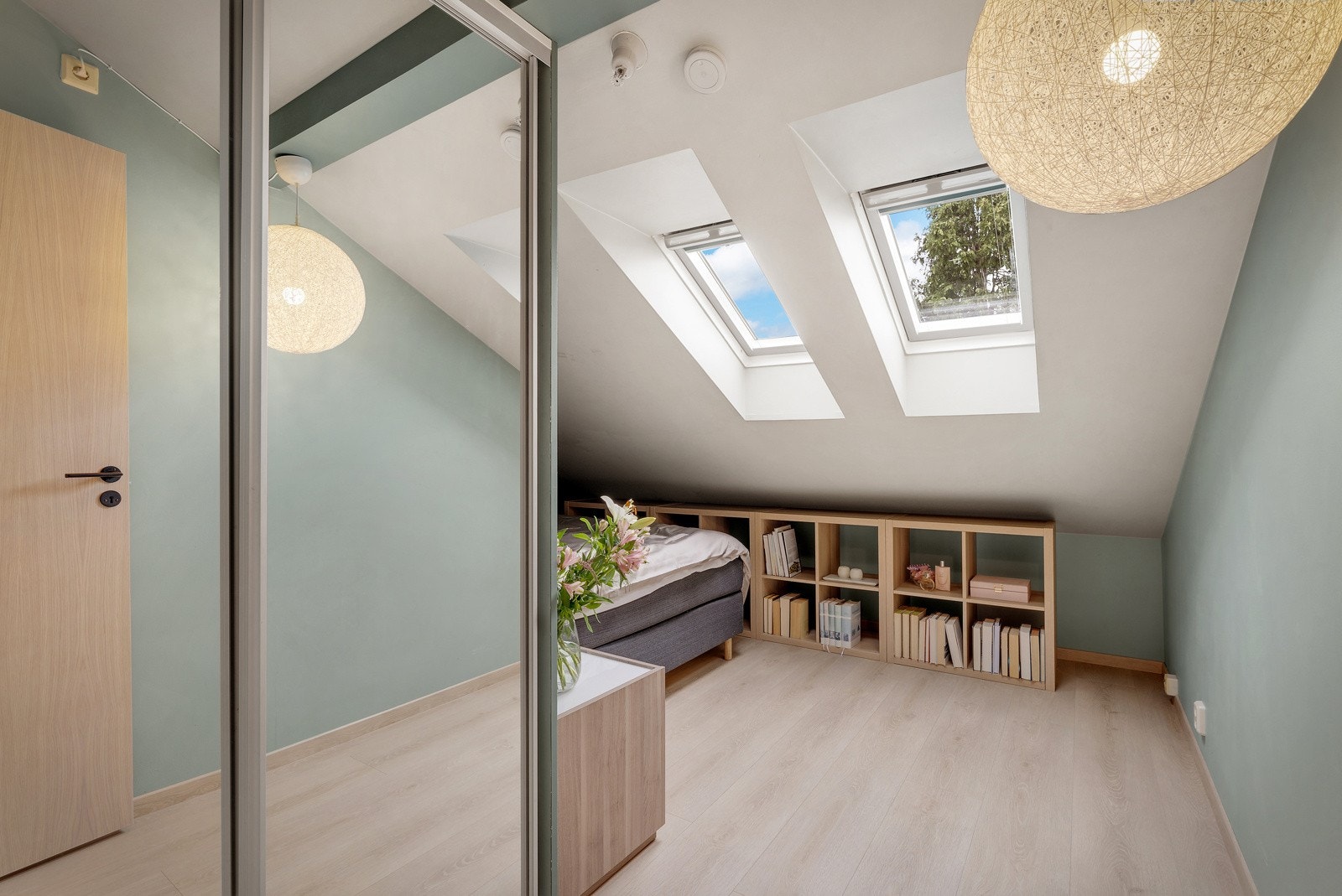 Foruten kontor har leiligheten tre soverom (i tillegg kommer et innredet areal som i dag fungerer som et fjerde soverom). Galleribilde