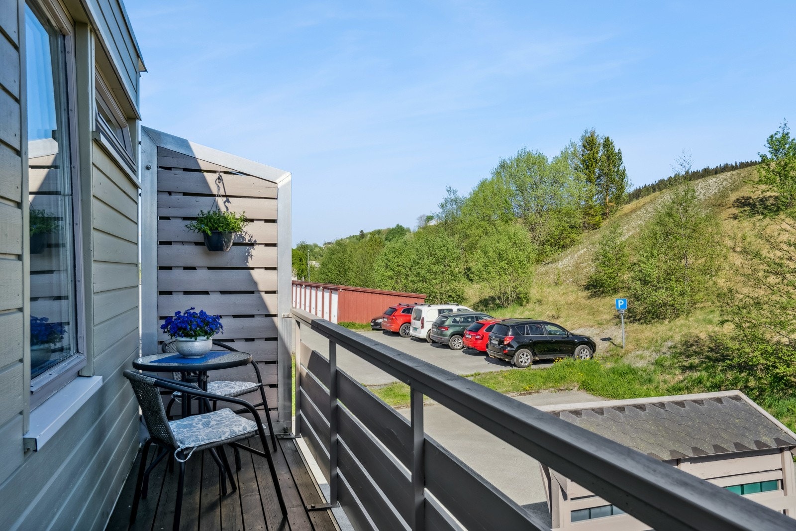 Boligen har to flotte balkonger. Den østvendte balkongen ved inngangspartiet har plass til kafébord og stoler. Galleribilde