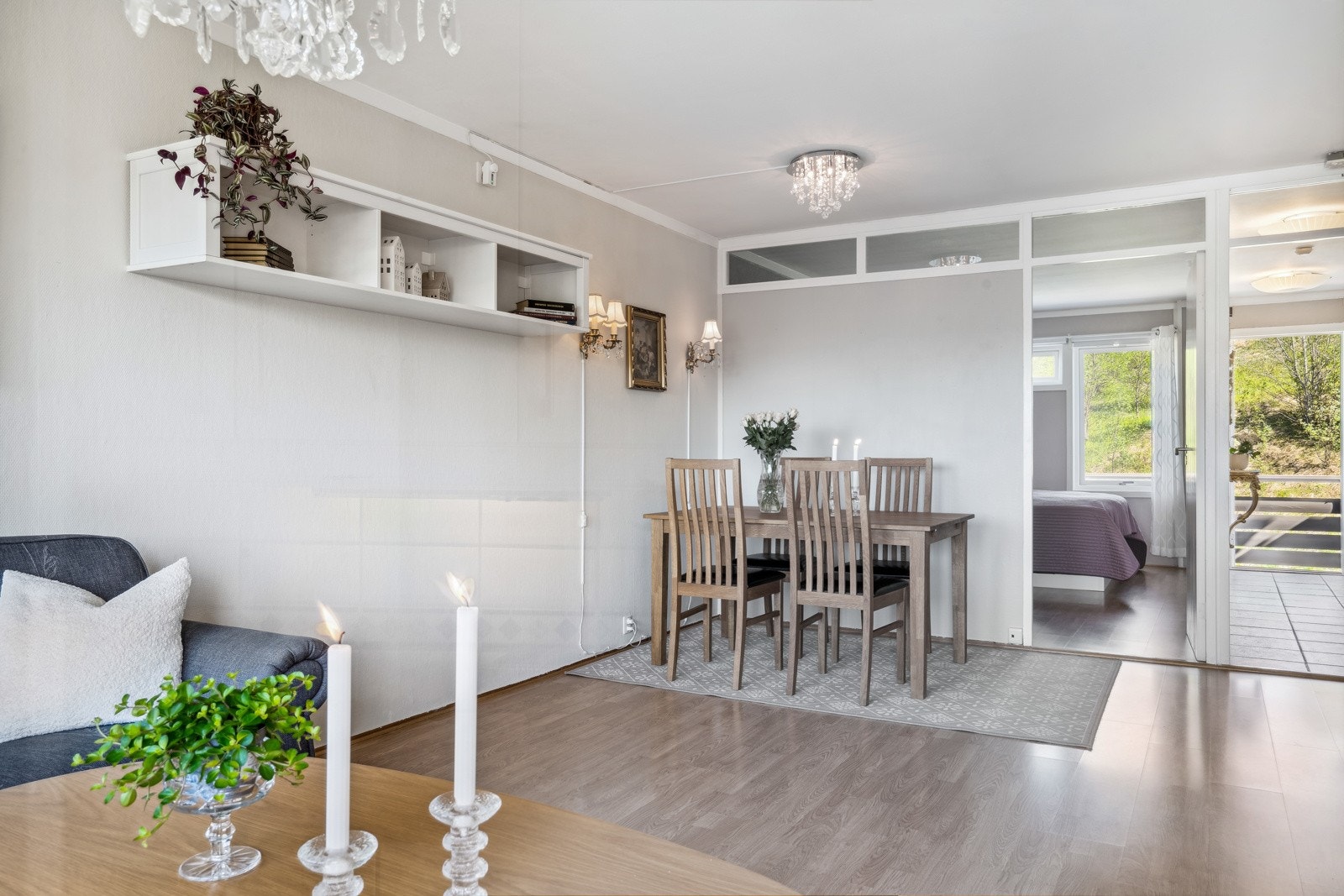 Stuens utforming gir god plass til etablering av en trivelig spisegruppe. Galleribilde