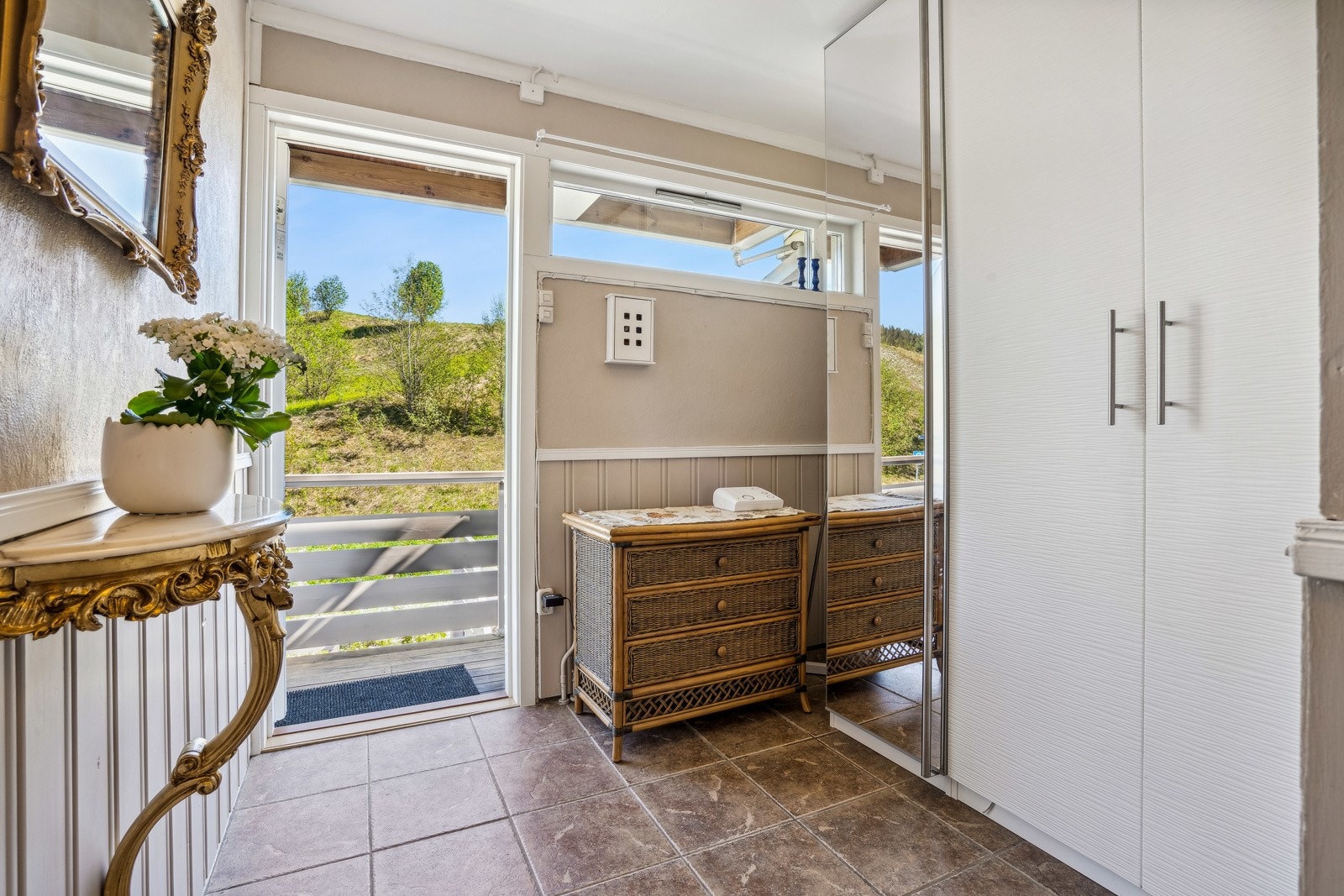 Velkommen inn! Inngangspartiet har god plass til et stort garderobeskap for oppbevaring. Galleribilde