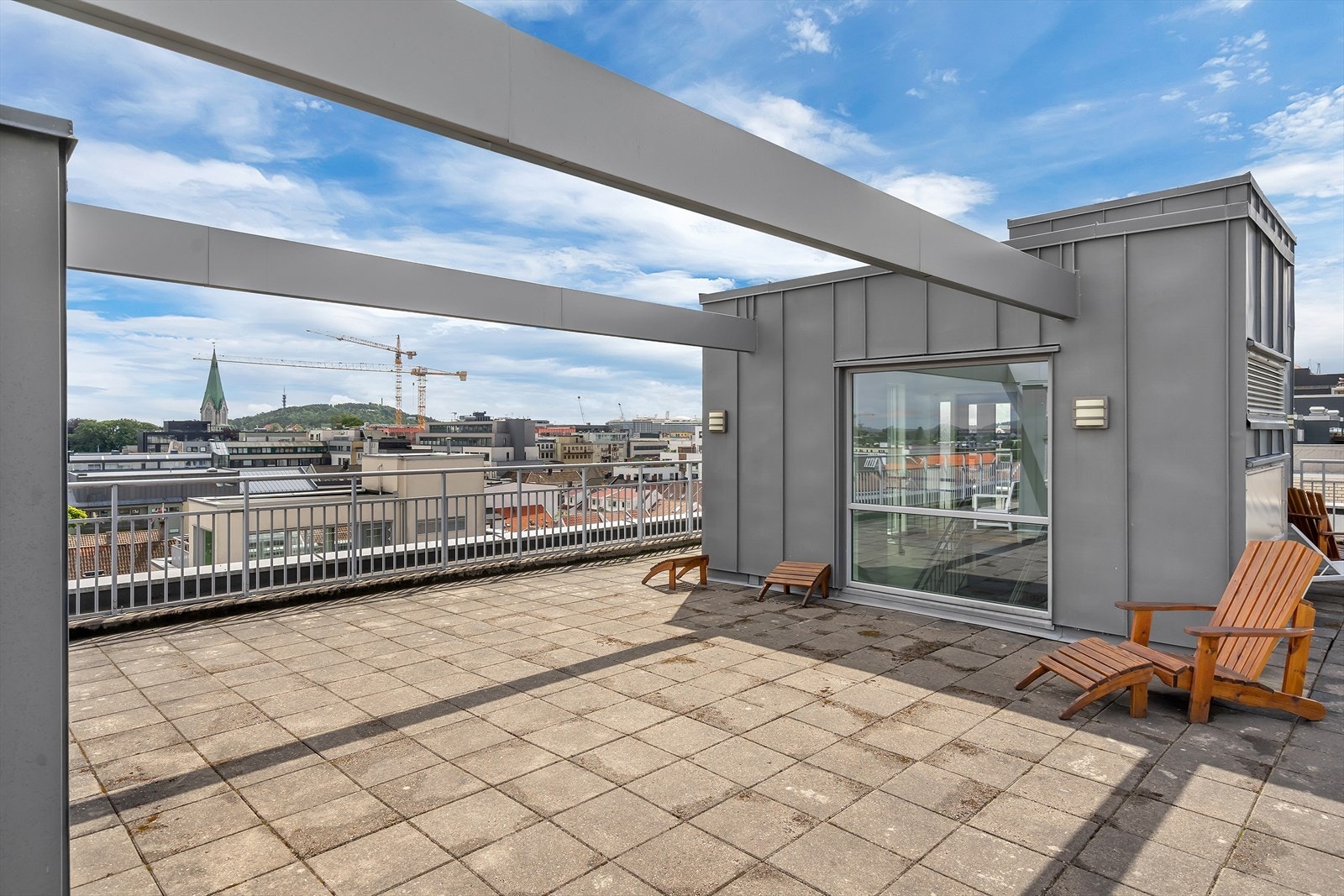 Stor felles takterrasse med sol fra morgen til kveld. Galleribilde