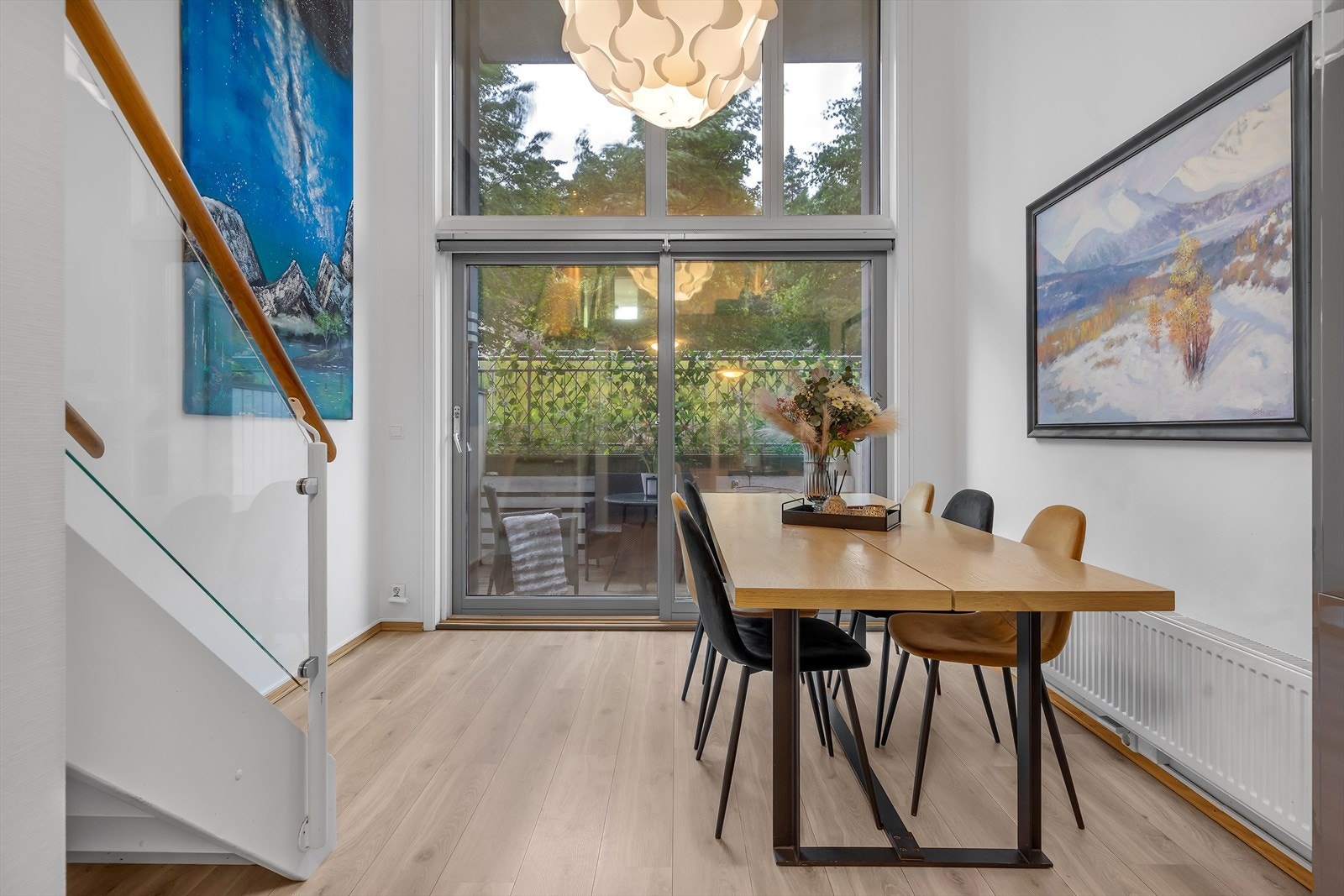 Lys og moderne stue/kjøkken med flott enstavs laminatgulv. Galleribilde
