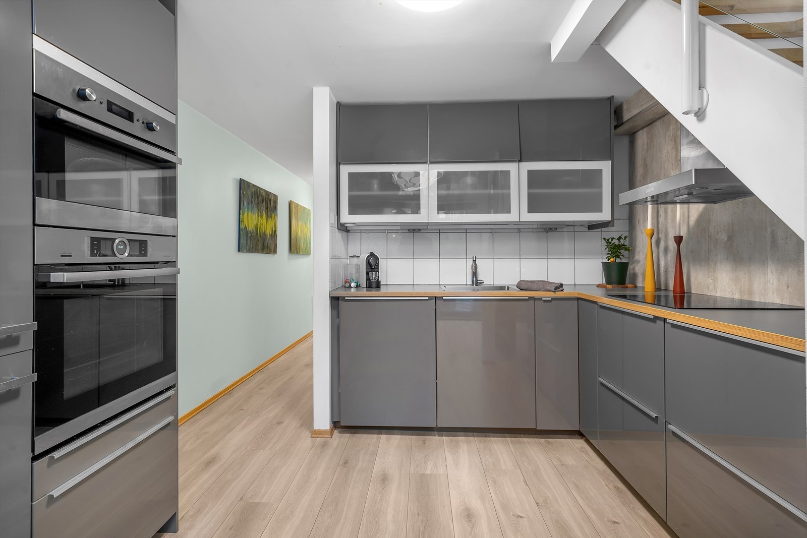 Stilrent kjøkken med innredning fra Ikea med god skap og benkplass. Galleribilde