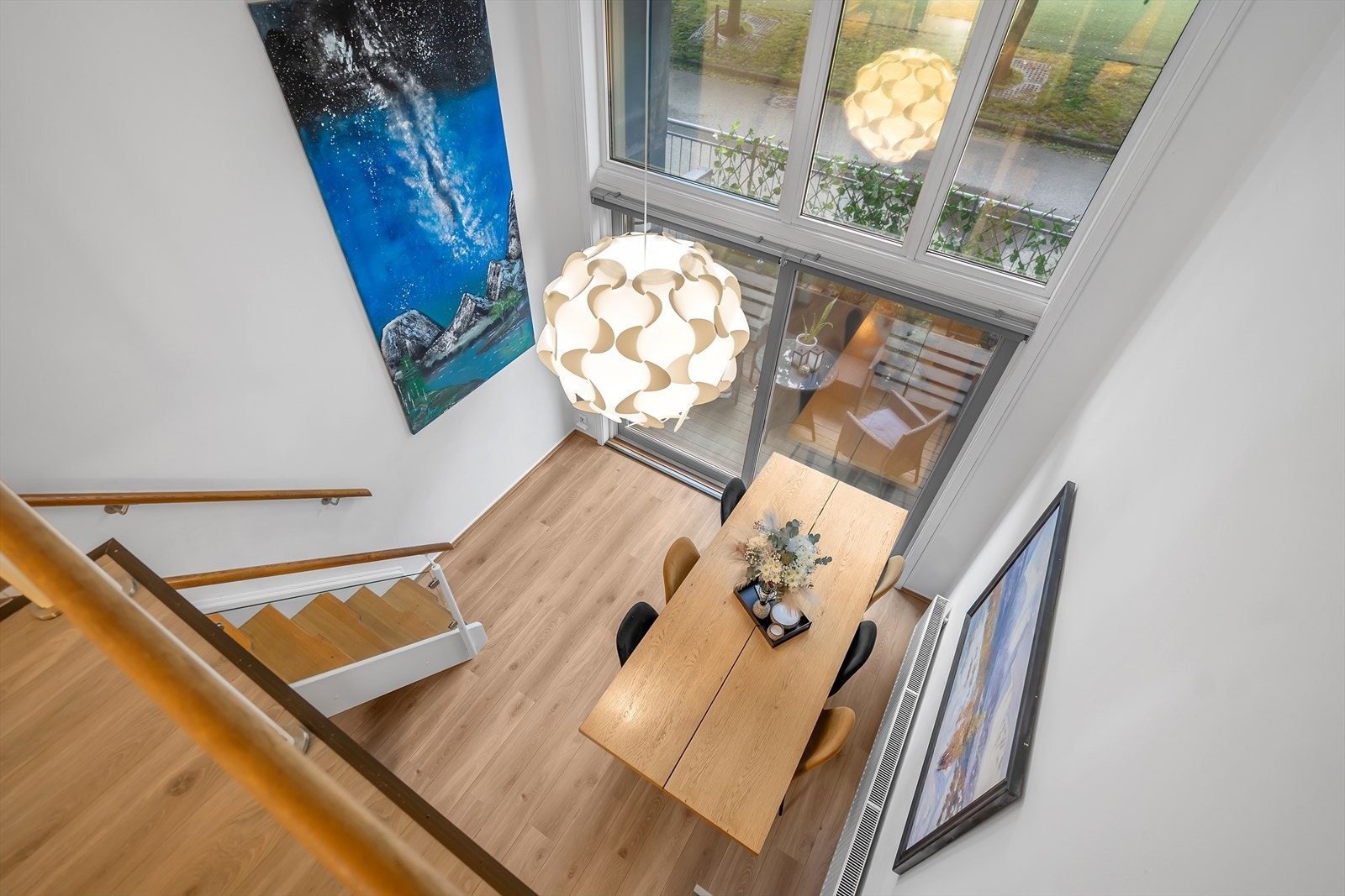 Her får du en herlig romfølelse grunnet takhøyden og de store vindusflatene. Galleribilde