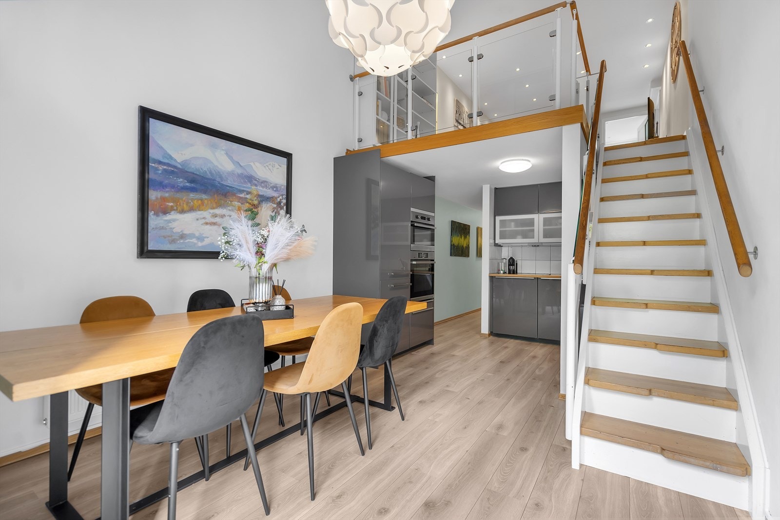 EiendomsMegler1 har gleden av å presentere en meget stilig 4-roms leilighet i Nygata 8! Galleribilde