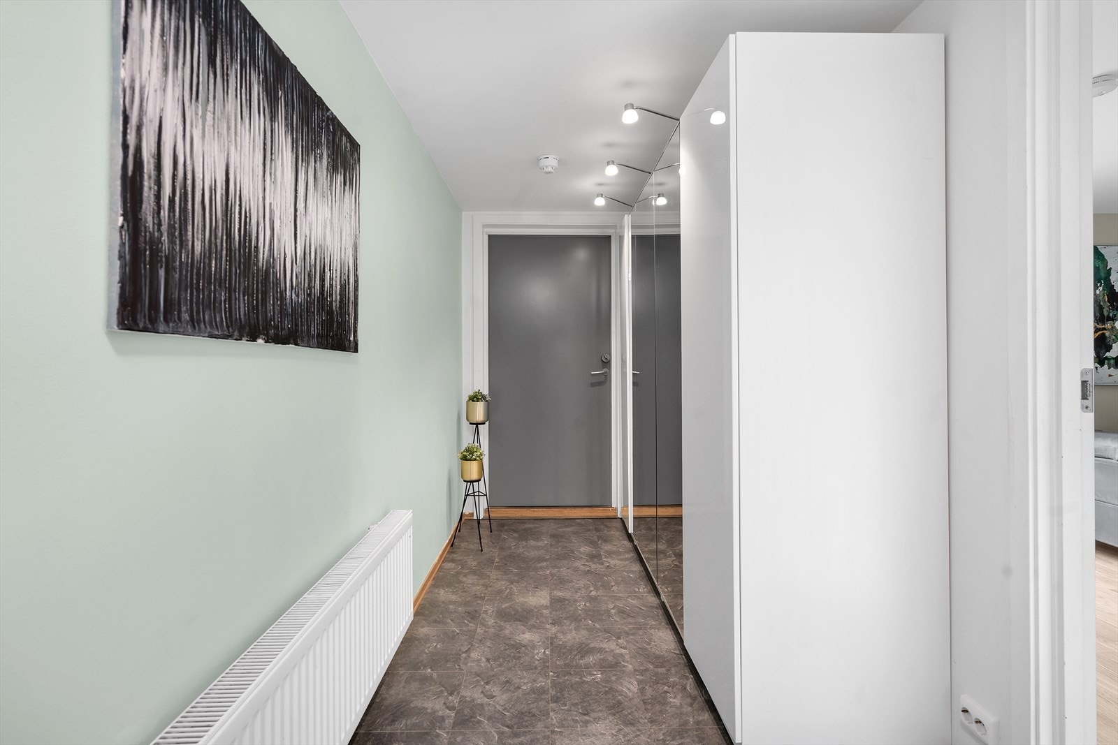 Innbydende entré med god plass til yttertøy og sko i et stort medfølgende garderobeskap. Galleribilde