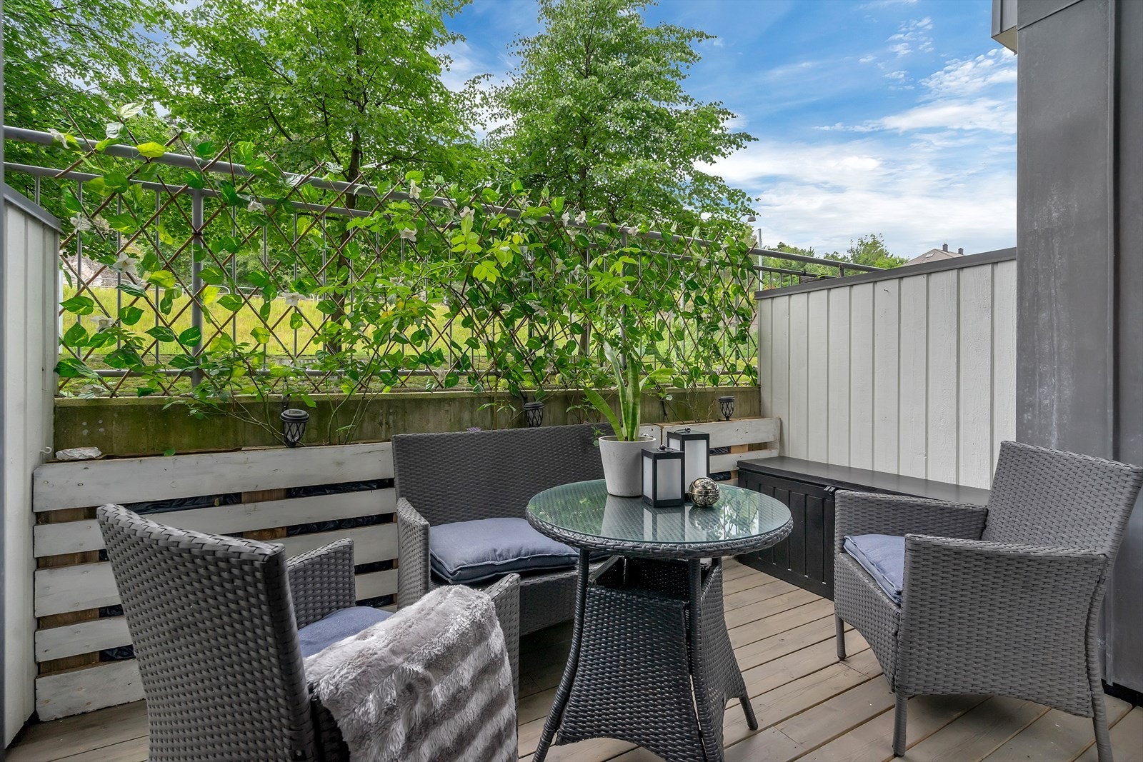 Utgang til trivelig og lun terrasse med kveldssol som blir et naturlig samlingspunkt på varme sommerdager. Galleribilde