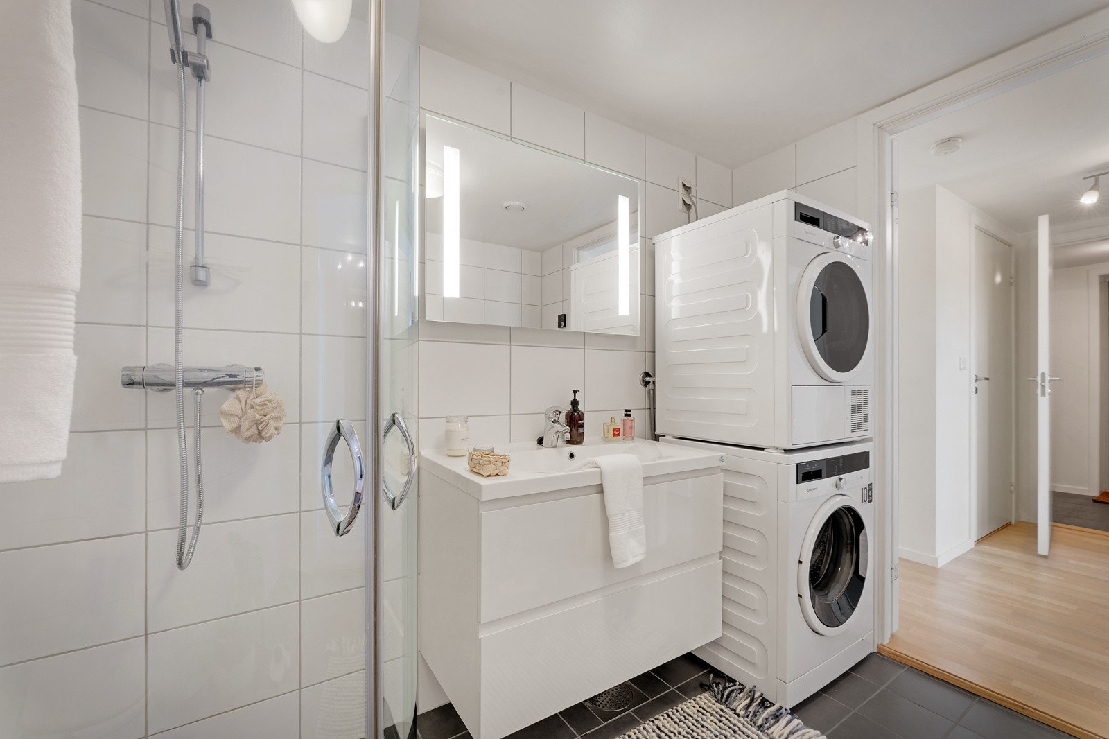 Opplegg for vaskemaskin og tørketrommel på bad Galleribilde