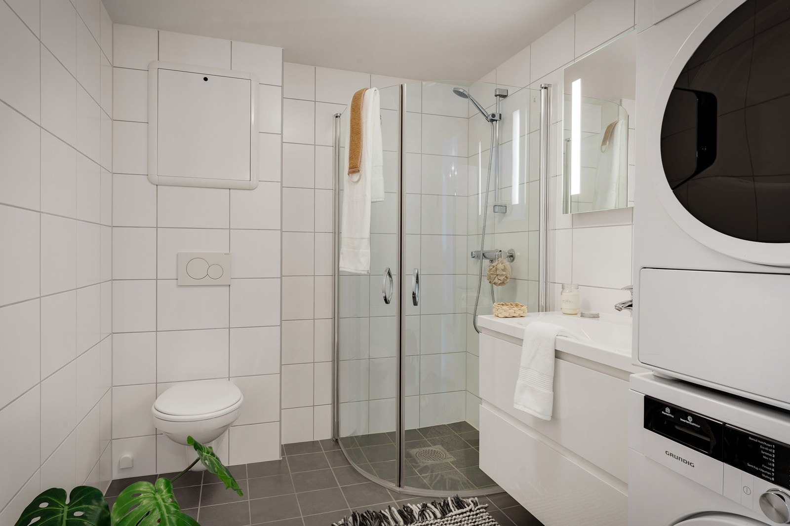 Helfliset bad ,ed moderne innredning og vegghengt toalett. Varmekabler i gulv Galleribilde