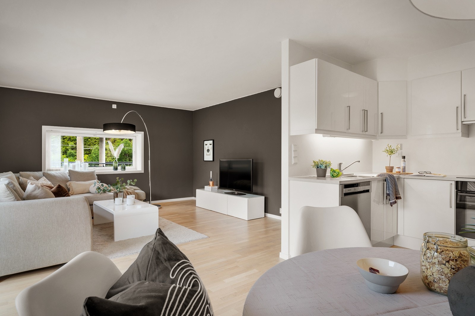 Fin halvvegg deler stue og kjøkken Galleribilde