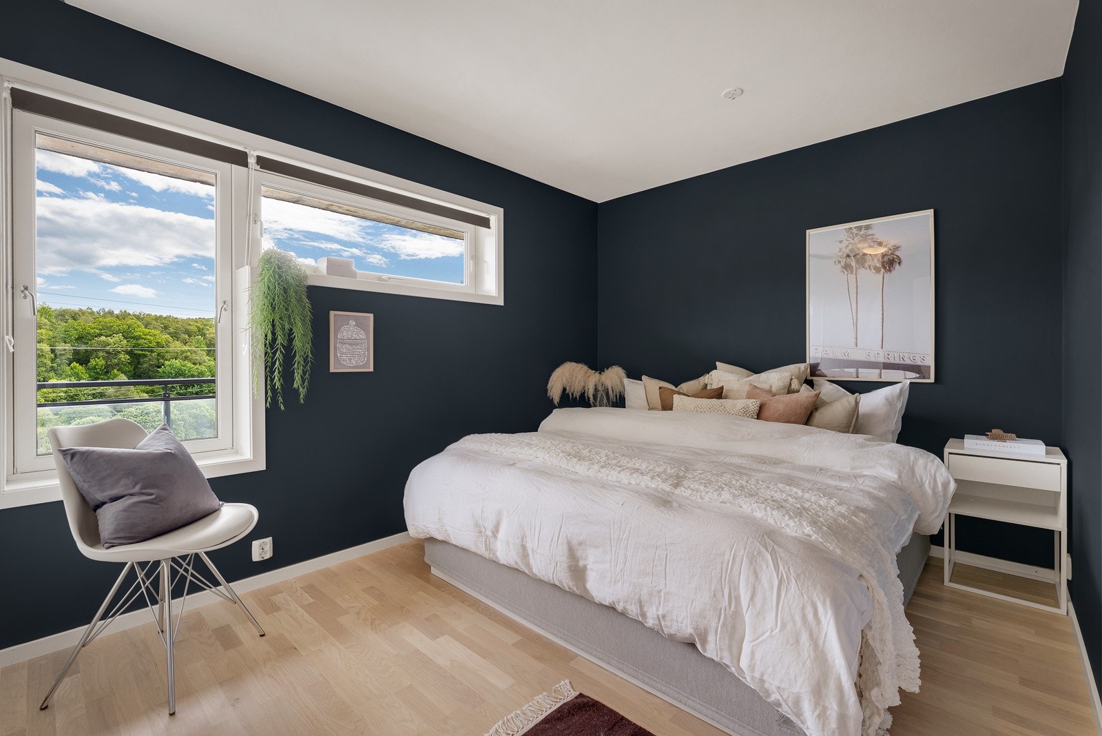 Stort hovedsoverom med garderobe Galleribilde